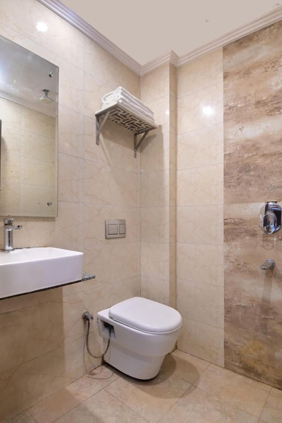 Hotel Emporio View - Railway Station - Paharganj New Delhi