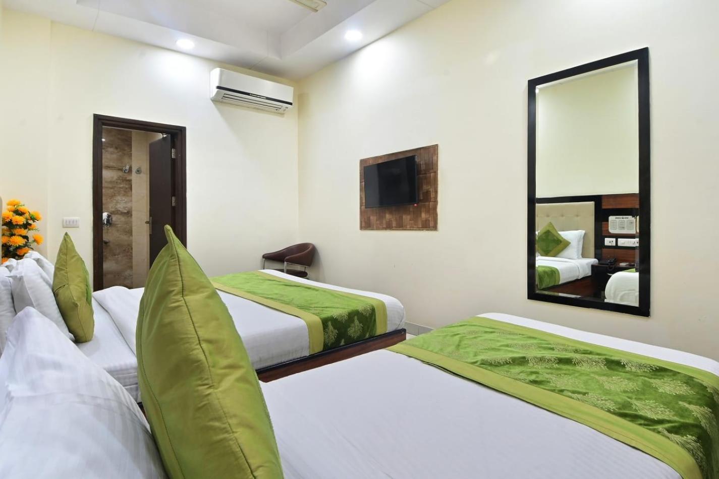 Emporio View - Railway Station - Paharganj Hotel