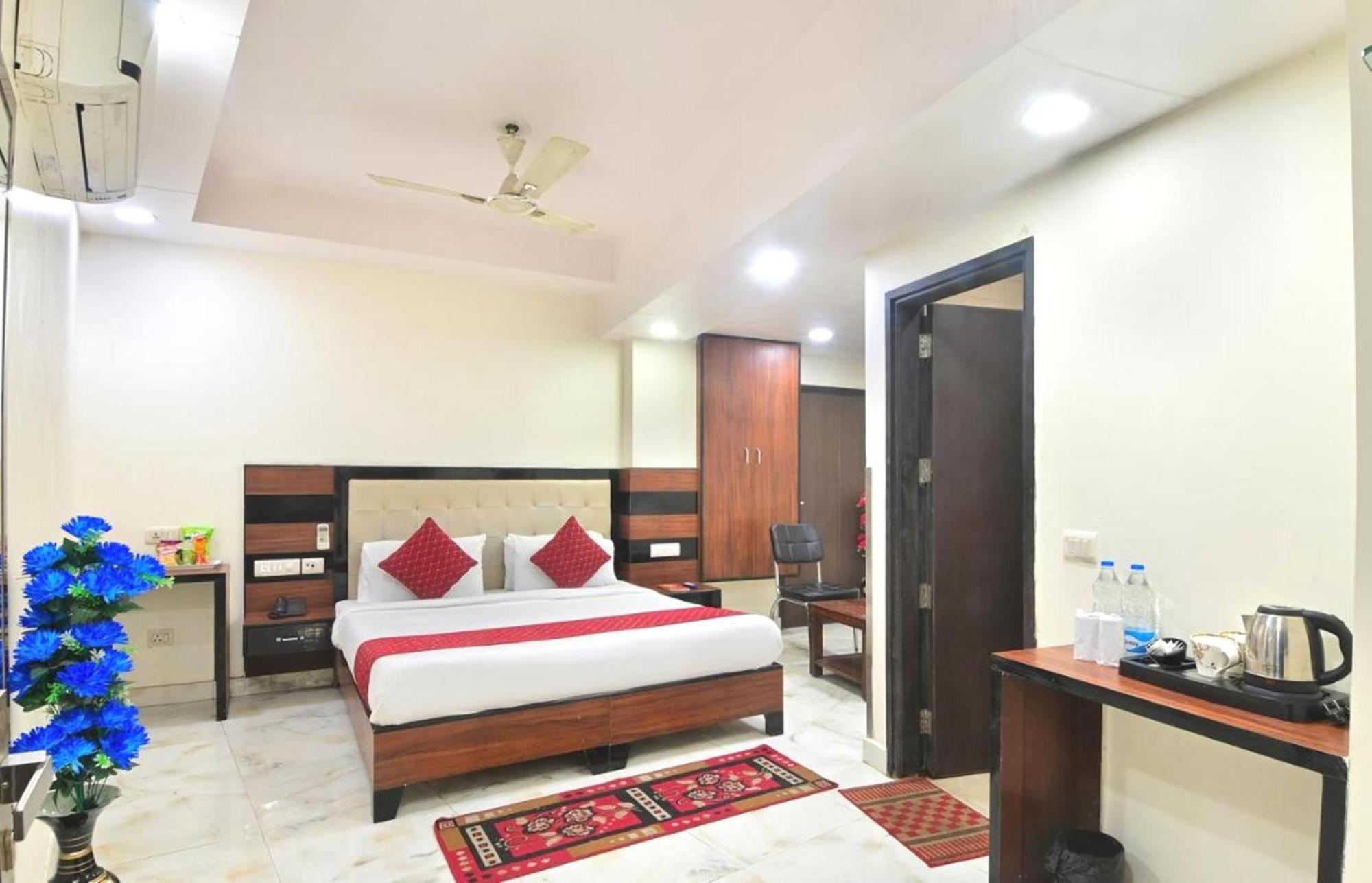 Emporio View - Railway Station - Paharganj 3*