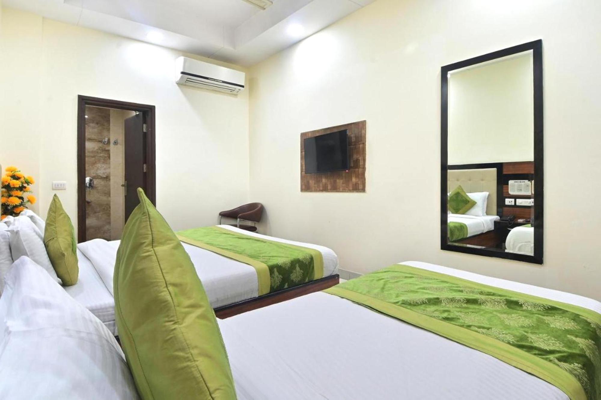 Hotel Emporio View - Railway Station - Paharganj New Delhi