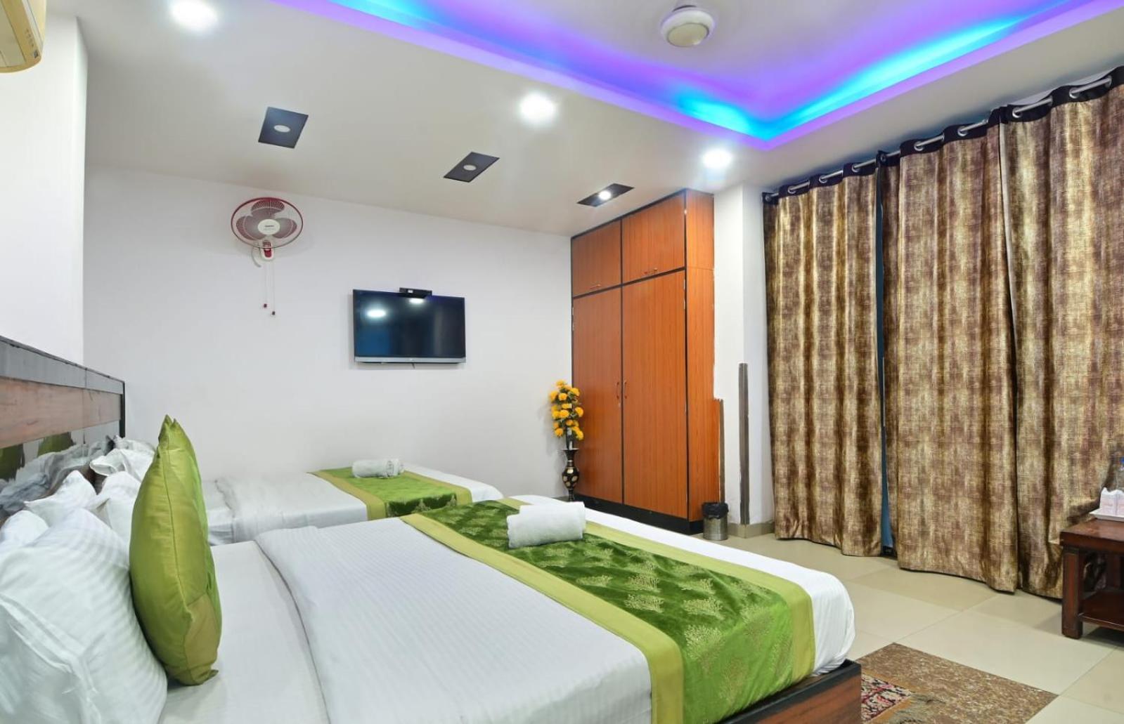 Emporio View - Railway Station - Paharganj Hotel