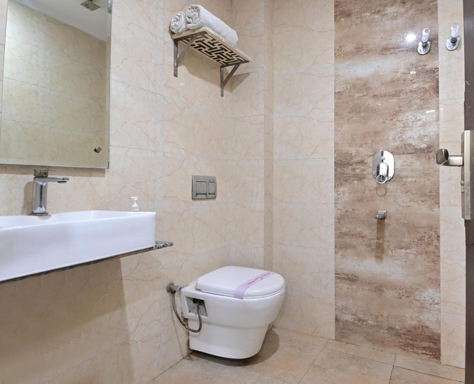 Hotel Emporio View - Railway Station - Paharganj New Delhi