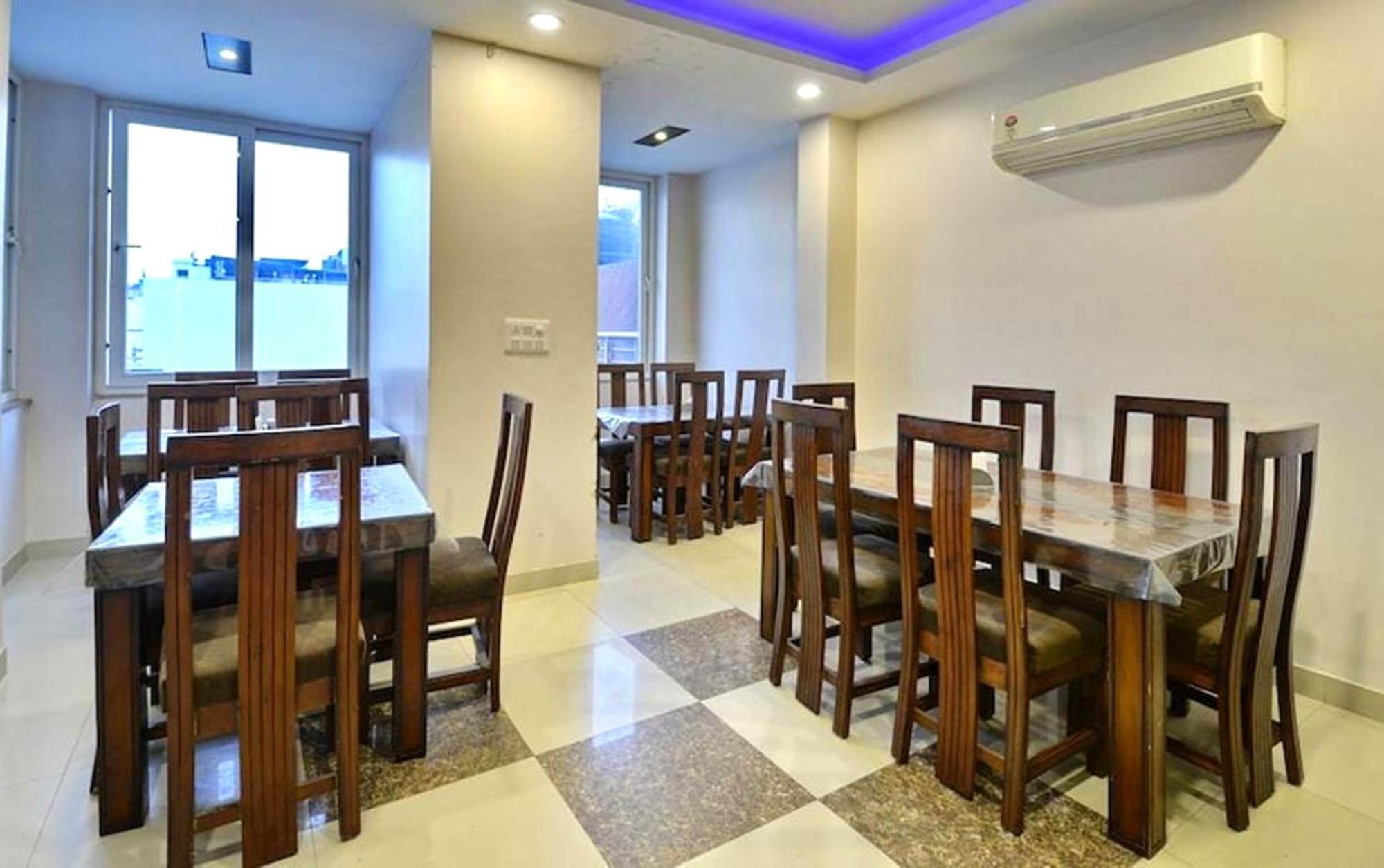 Emporio View - Railway Station - Paharganj Hotel