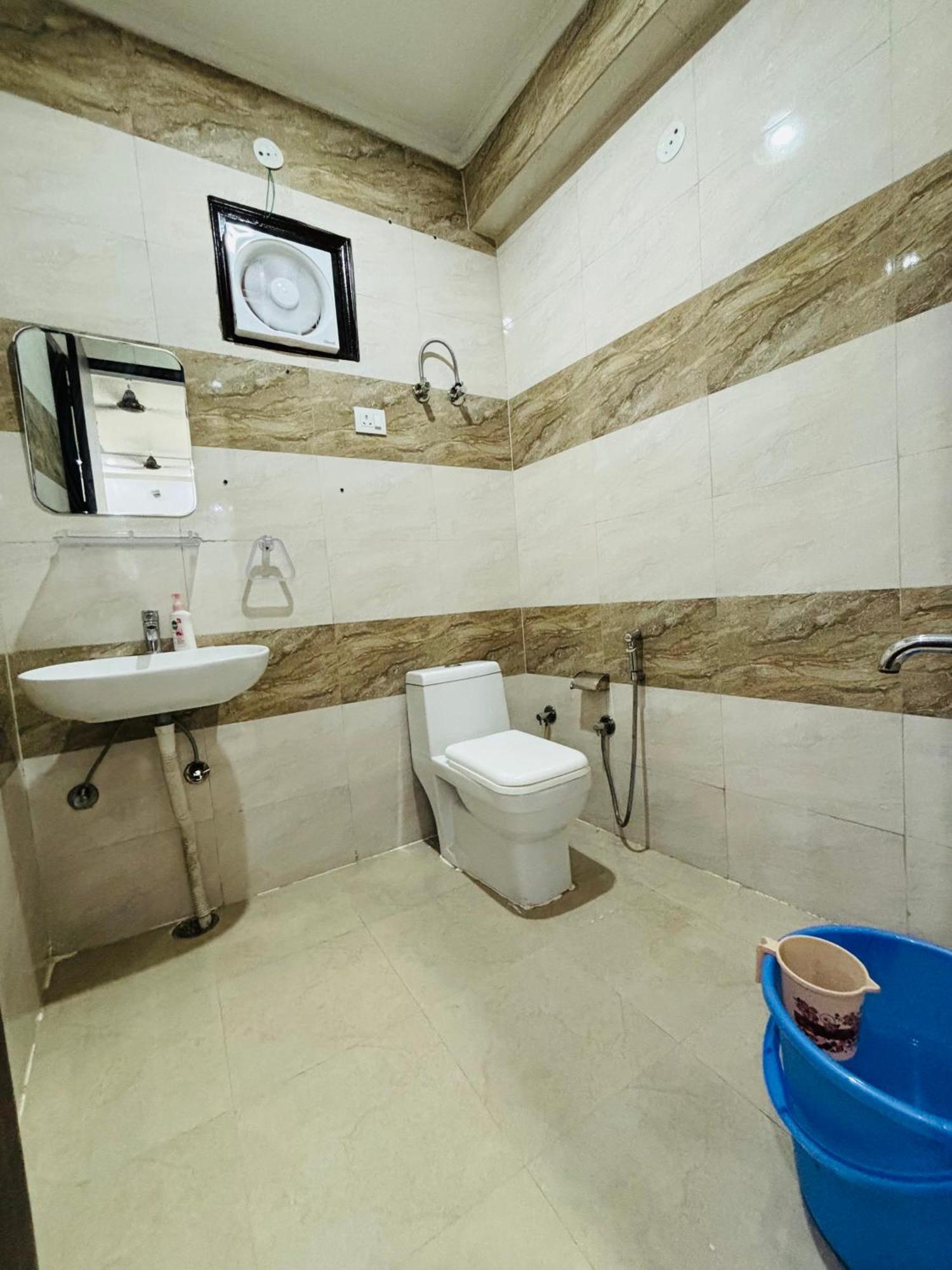 Thehrav 2bhk * New Delhi
