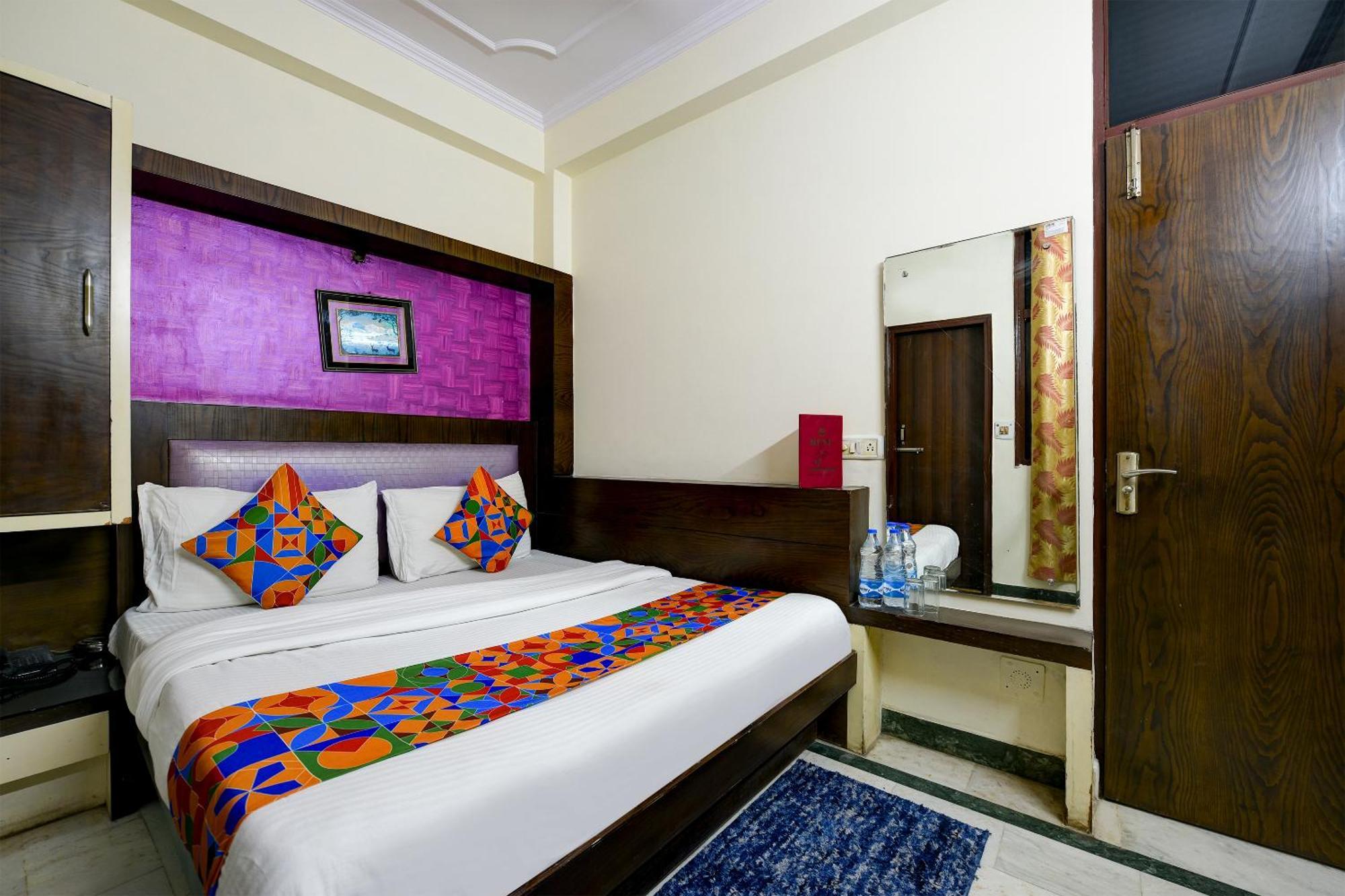 Vedant Deluxe By Singh Residency * Nova Deli