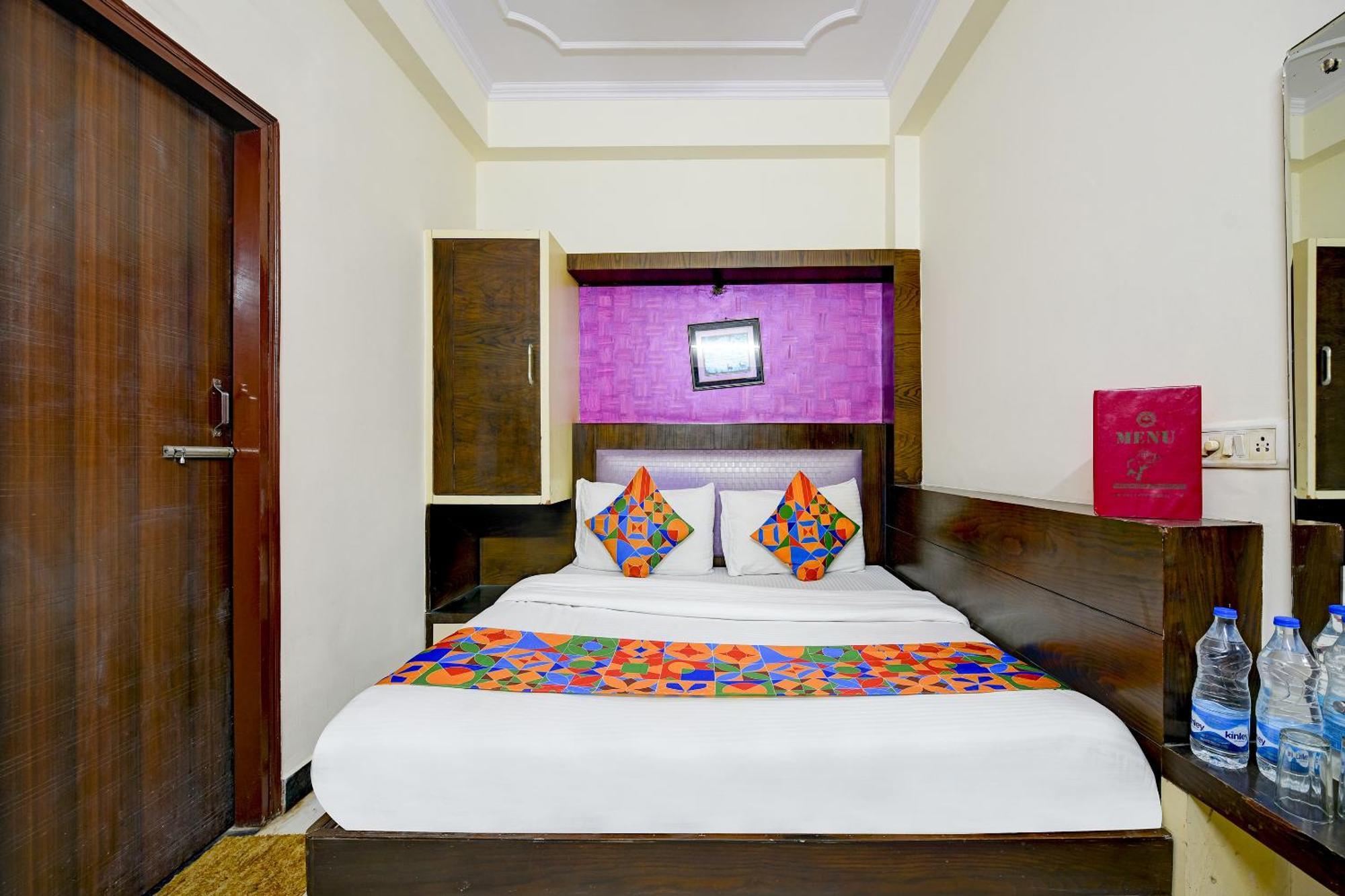 Vedant Deluxe By Singh Residency * Nova Deli