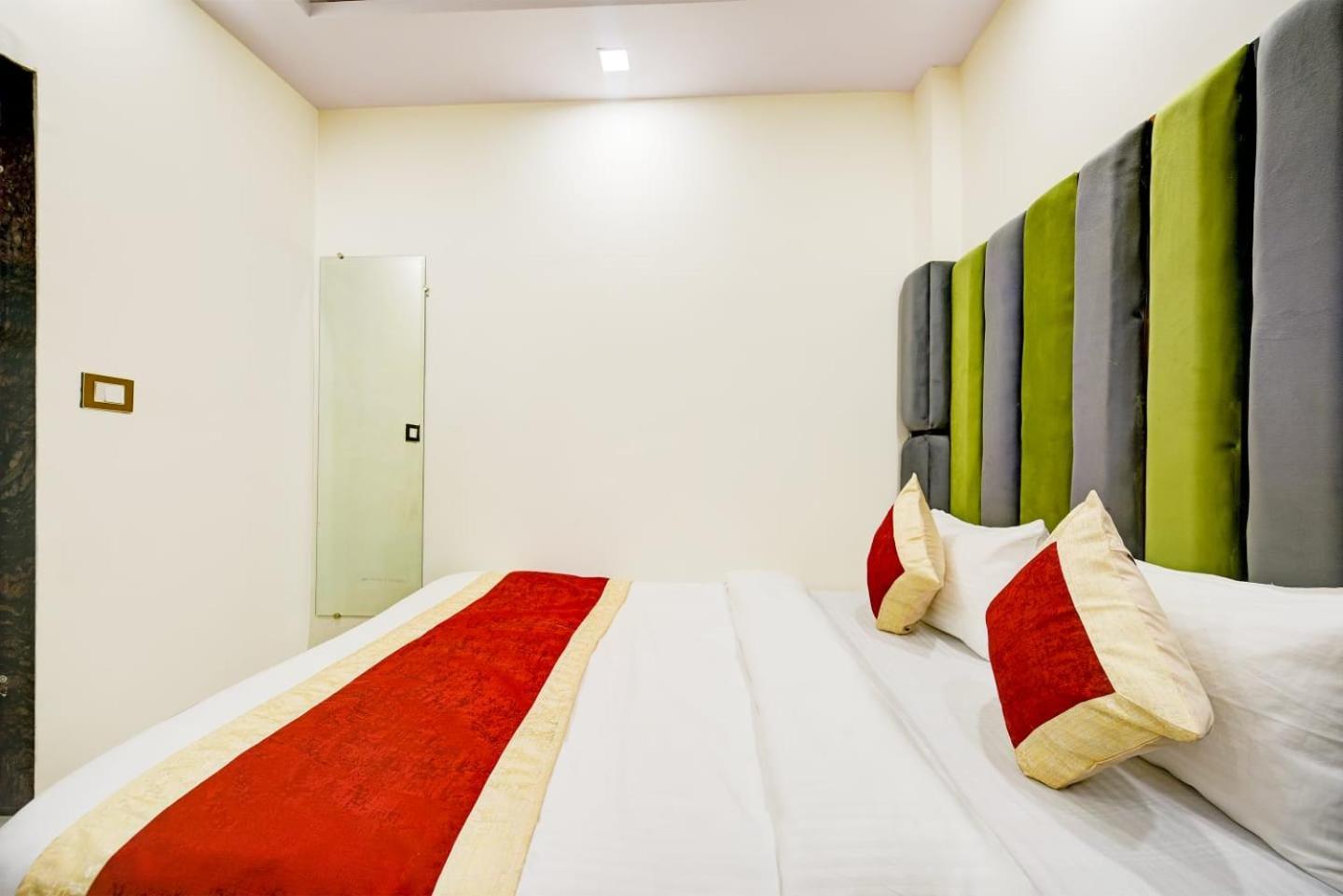 Vedant Deluxe By Singh Residency * Nova Deli