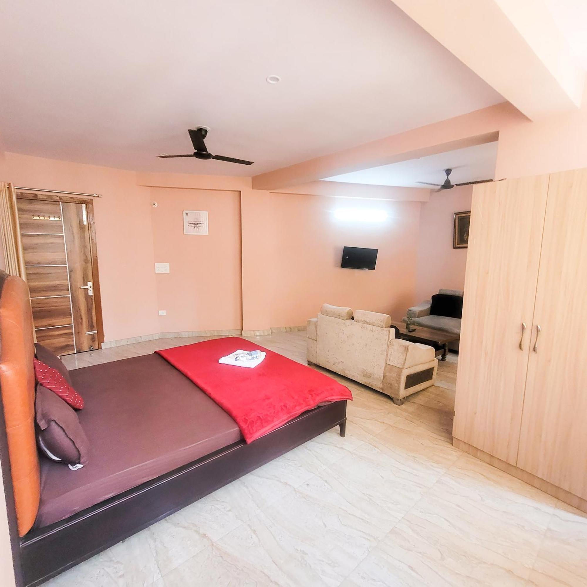Rose - Dwarka Sec 8 Bed & Breakfast