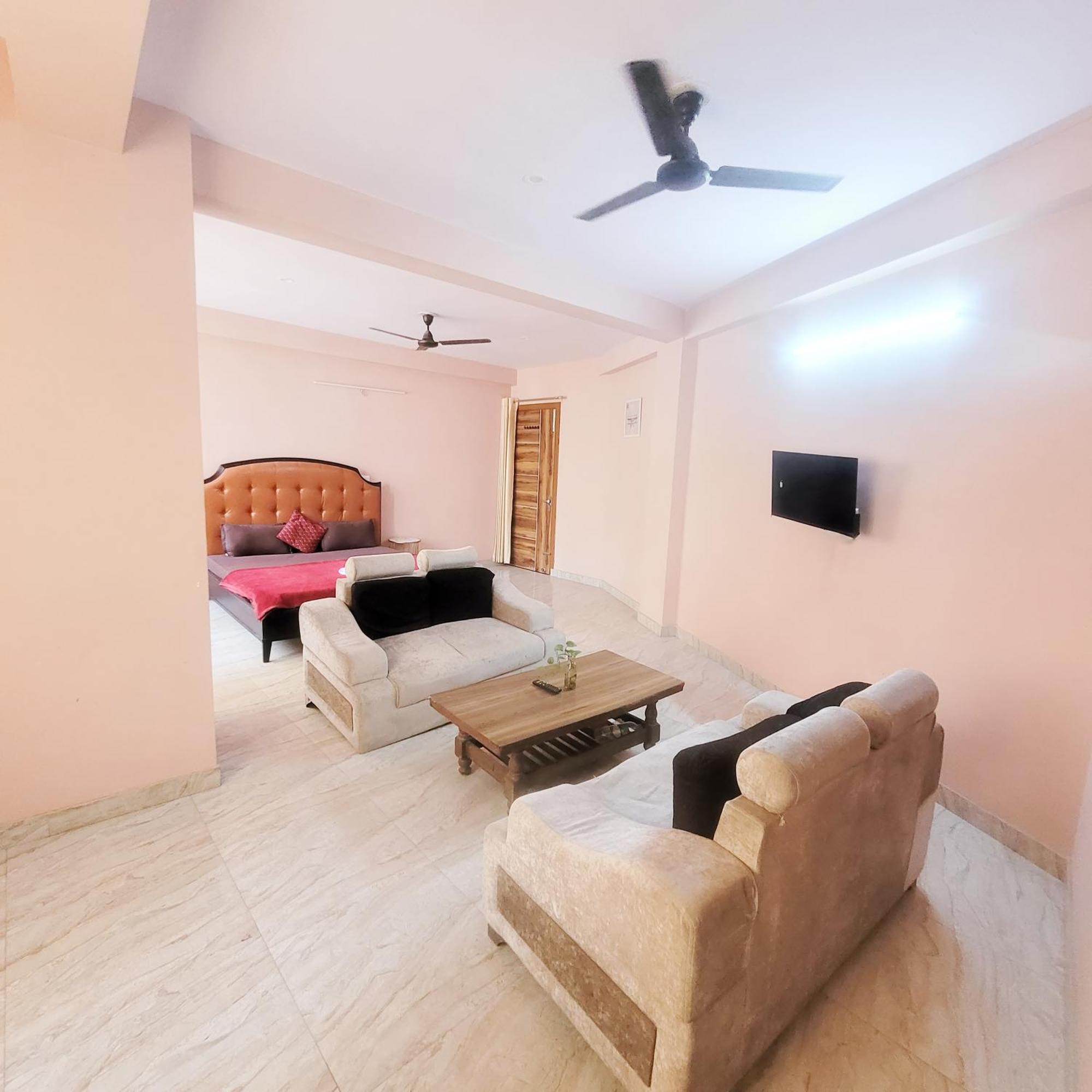 Bed & Breakfast Rose - Dwarka Sec 8
