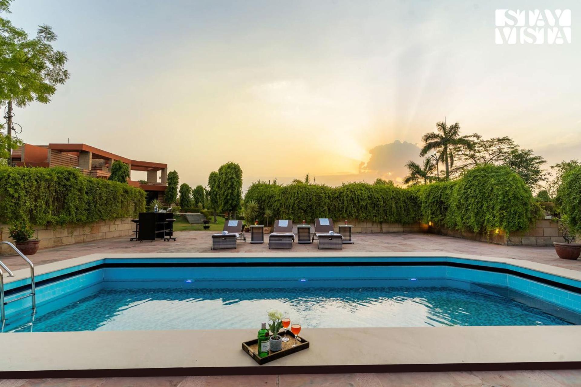 Villa Stayvista At The Cityscape With Lawn & Pool