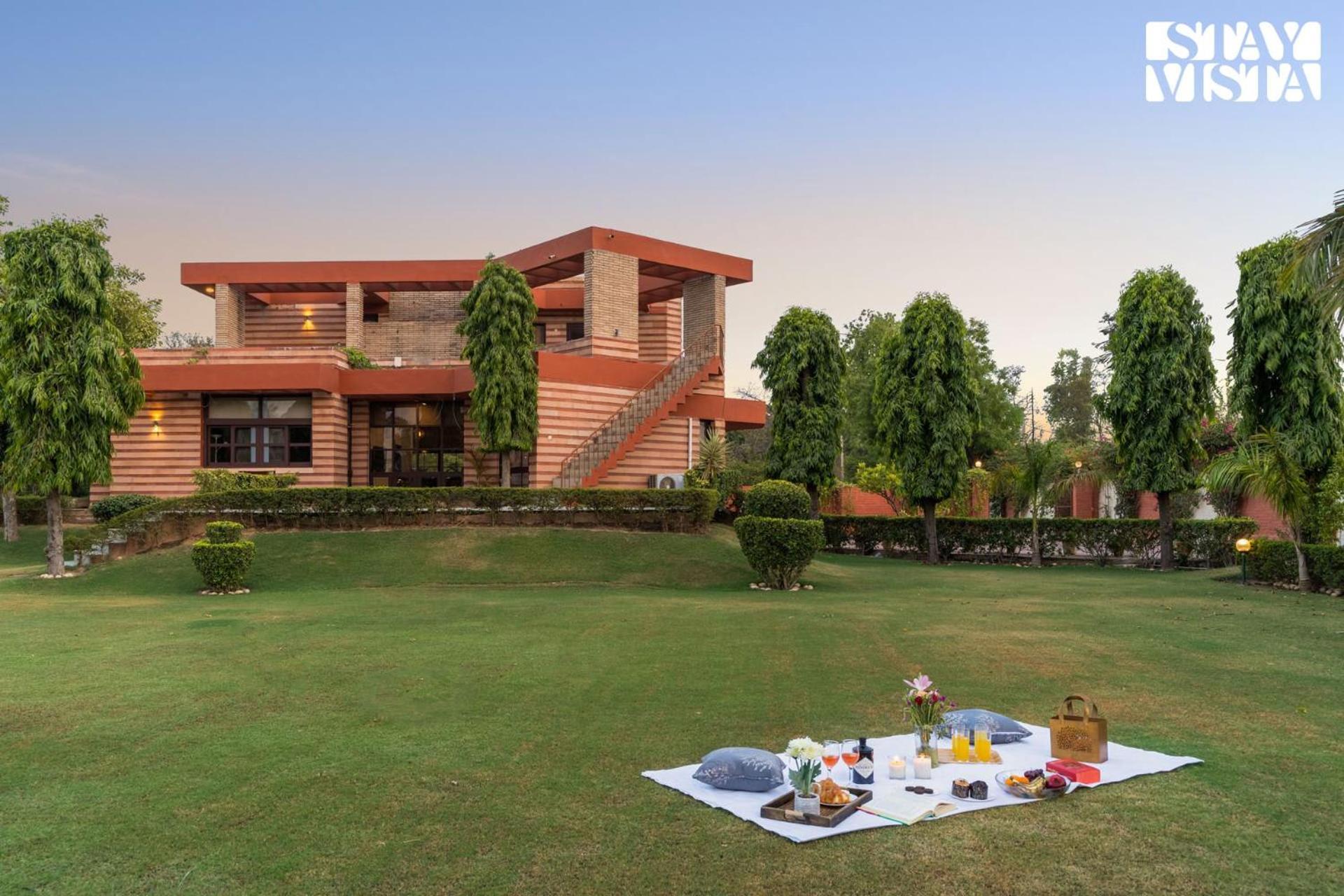 Stayvista At The Cityscape With Lawn & Pool New Delhi