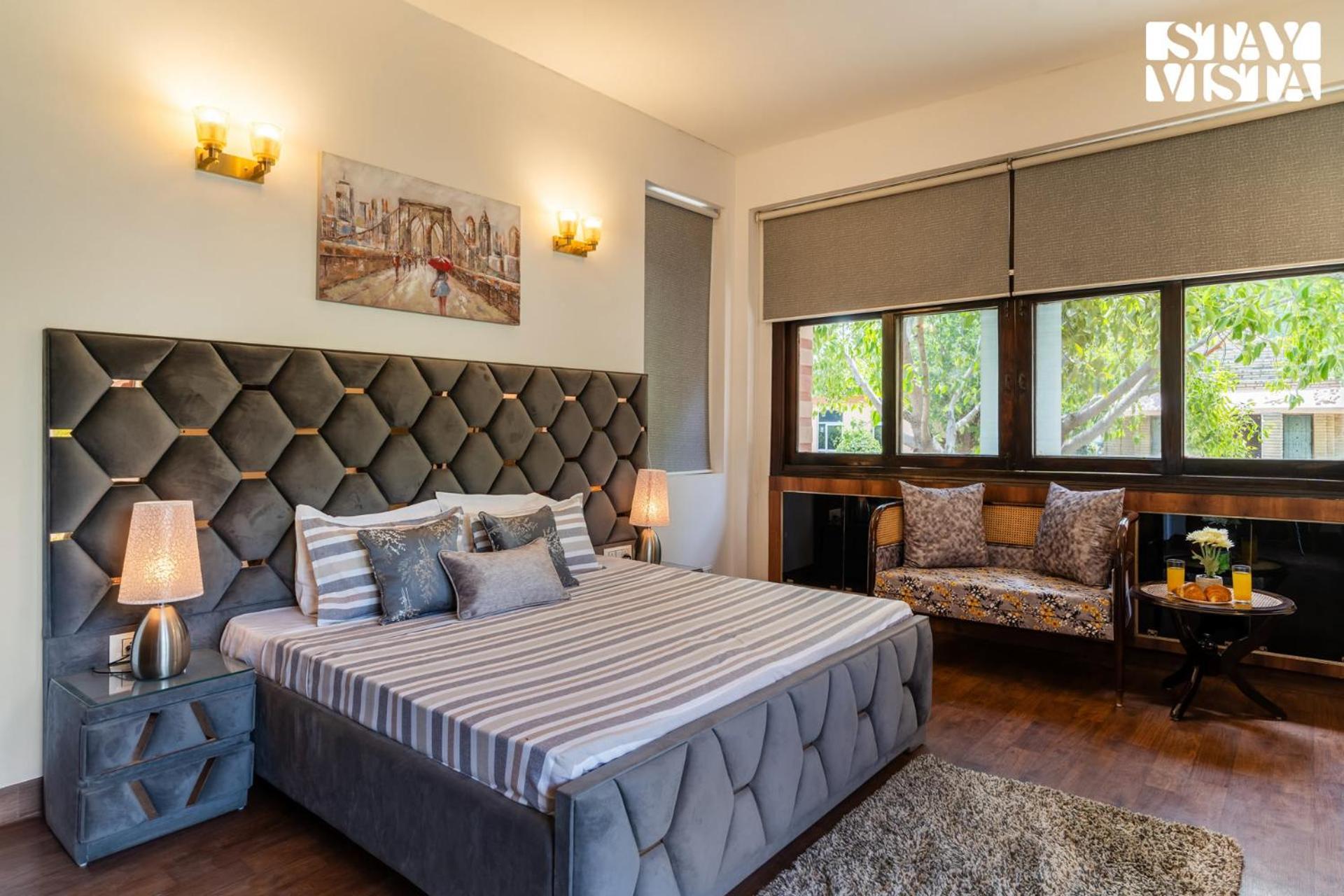 Villa Stayvista At The Cityscape With Lawn & Pool New Delhi