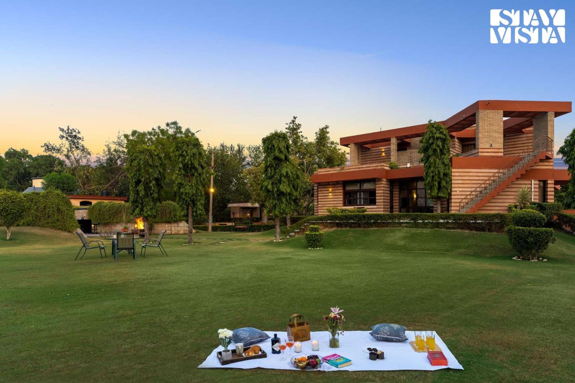 Stayvista At The Cityscape With Lawn & Pool New Delhi