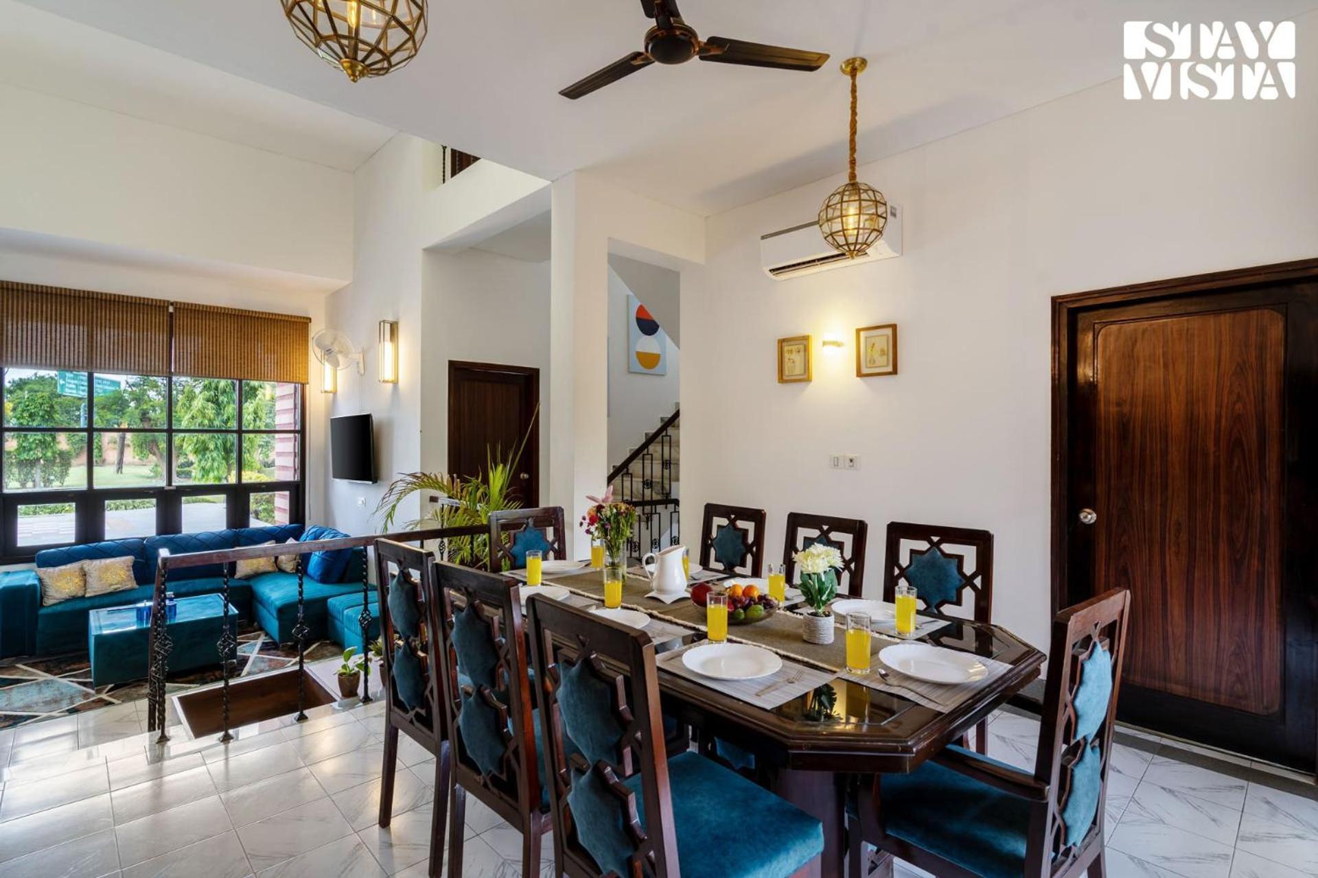 Villa Stayvista At The Cityscape With Lawn & Pool New Delhi