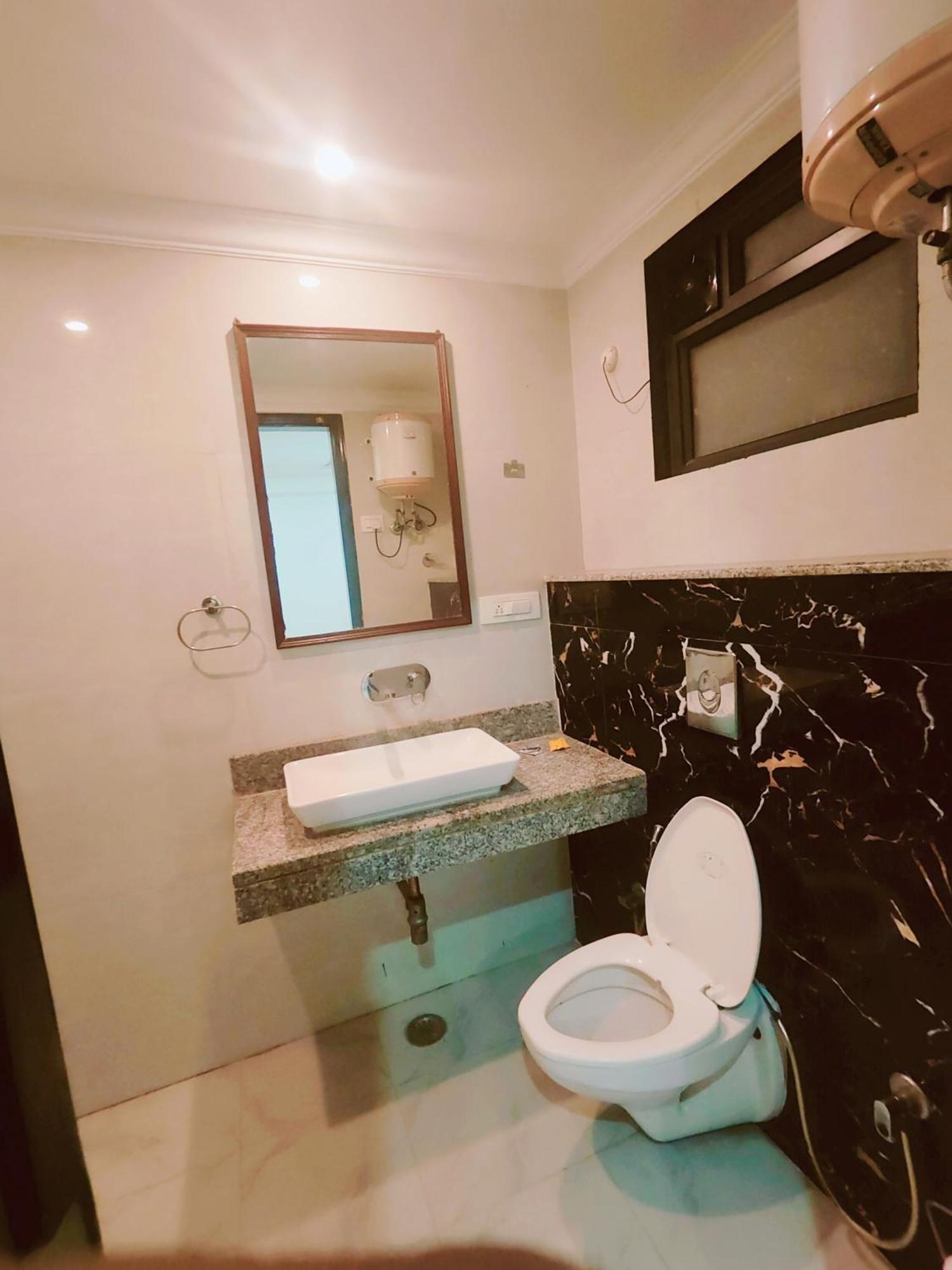 Hotel The Almora Residency - Complimentary Airport Trasnfer Nova Deli