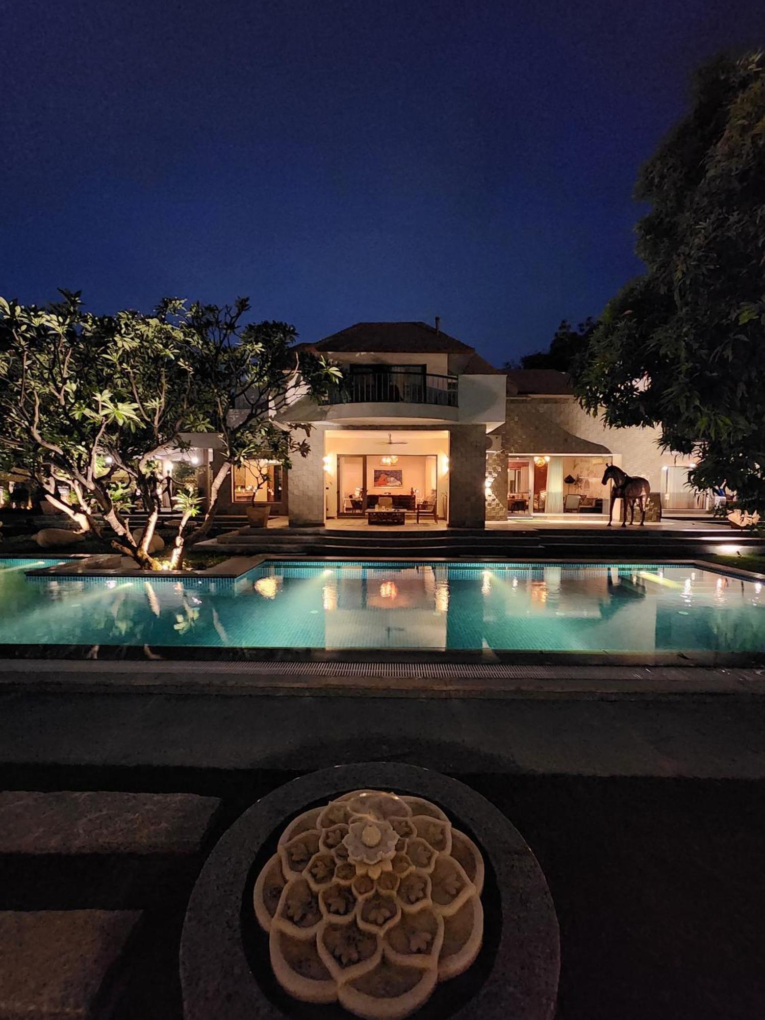 Elivaas Oasis - Luxe 6 Bhk With Pvt Pool Villa New Delhi