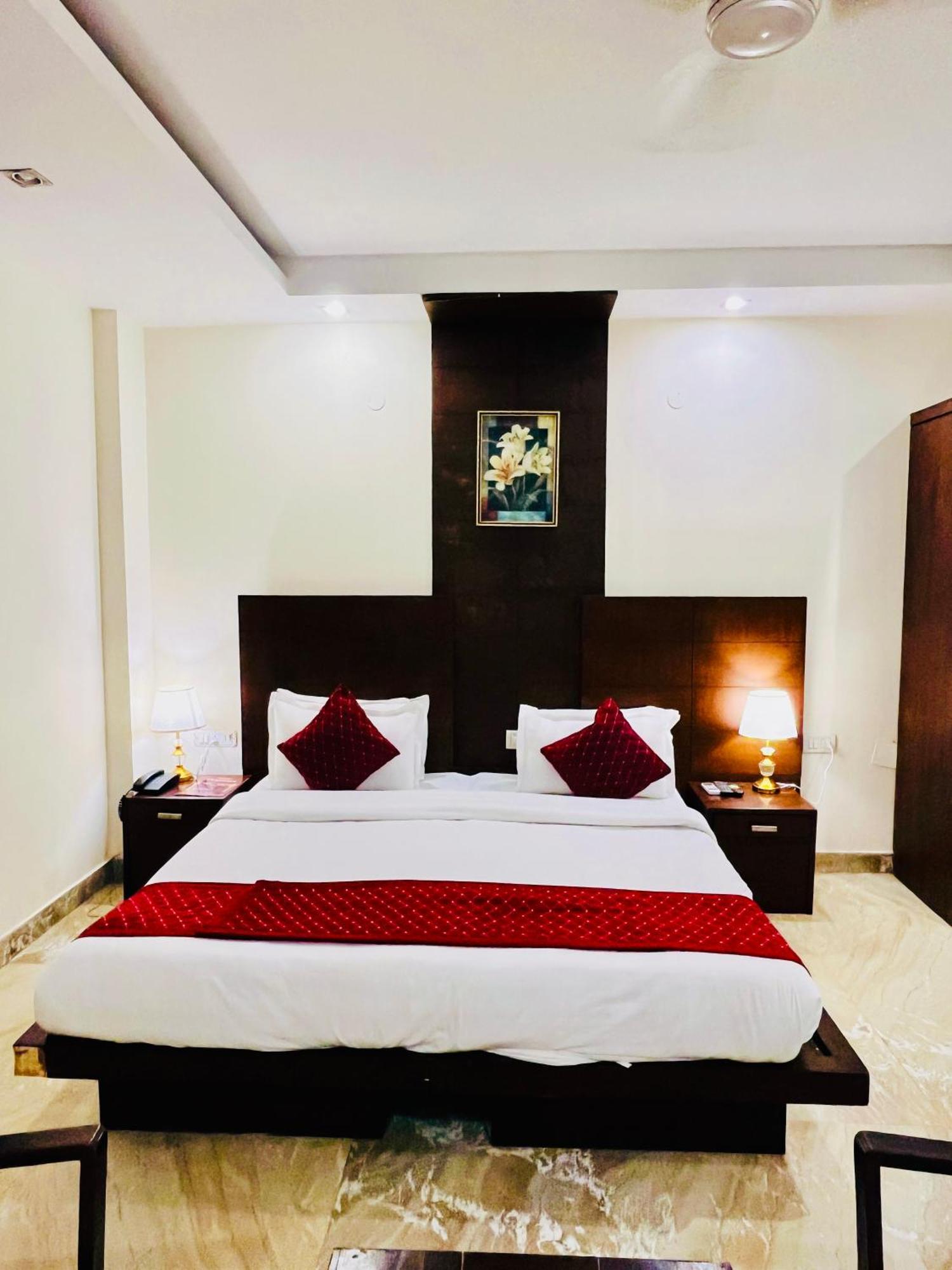 The Paradise In - Near Karol Bagh Metro Station 3*