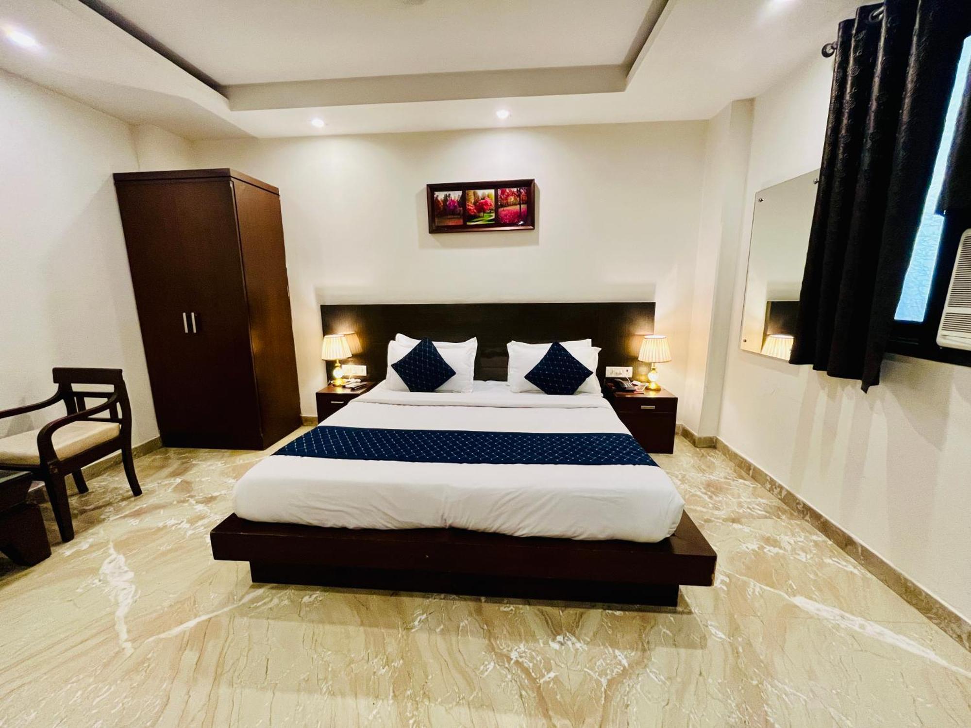 Hotel The Paradise In - Near Karol Bagh Metro Station 3*