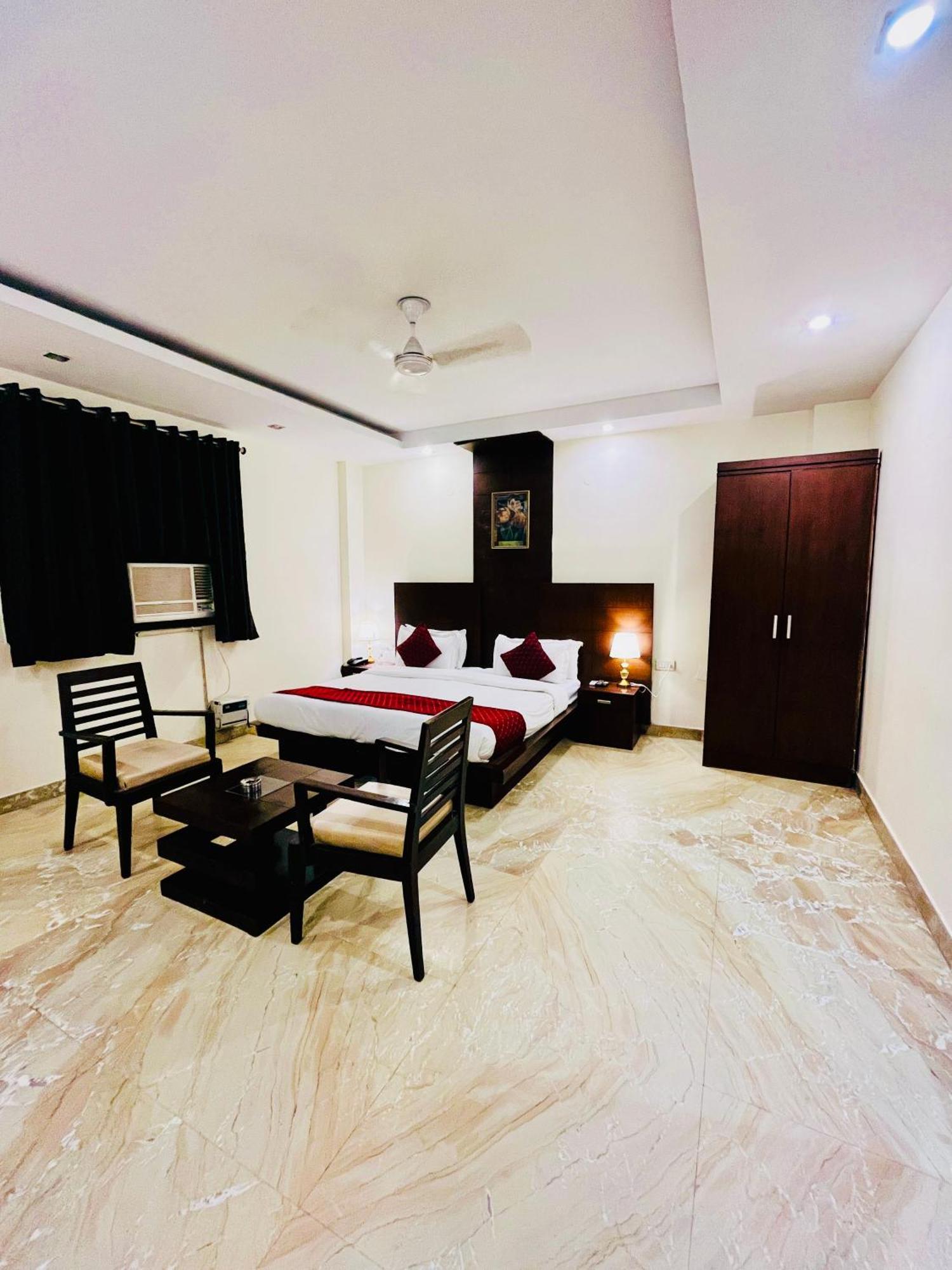 The Paradise In - Near Karol Bagh Metro Station