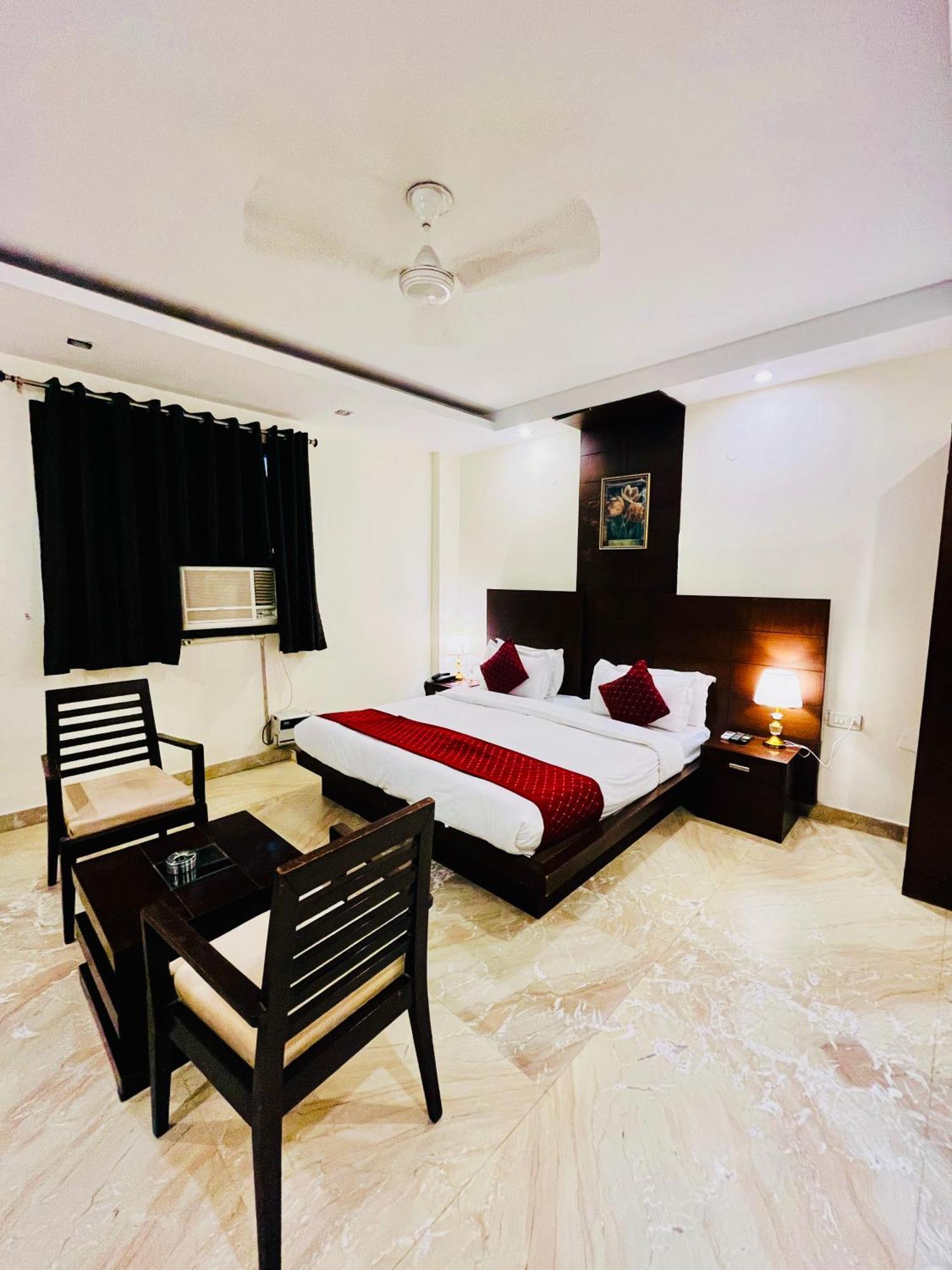 The Paradise In - Near Karol Bagh Metro Station Hotel