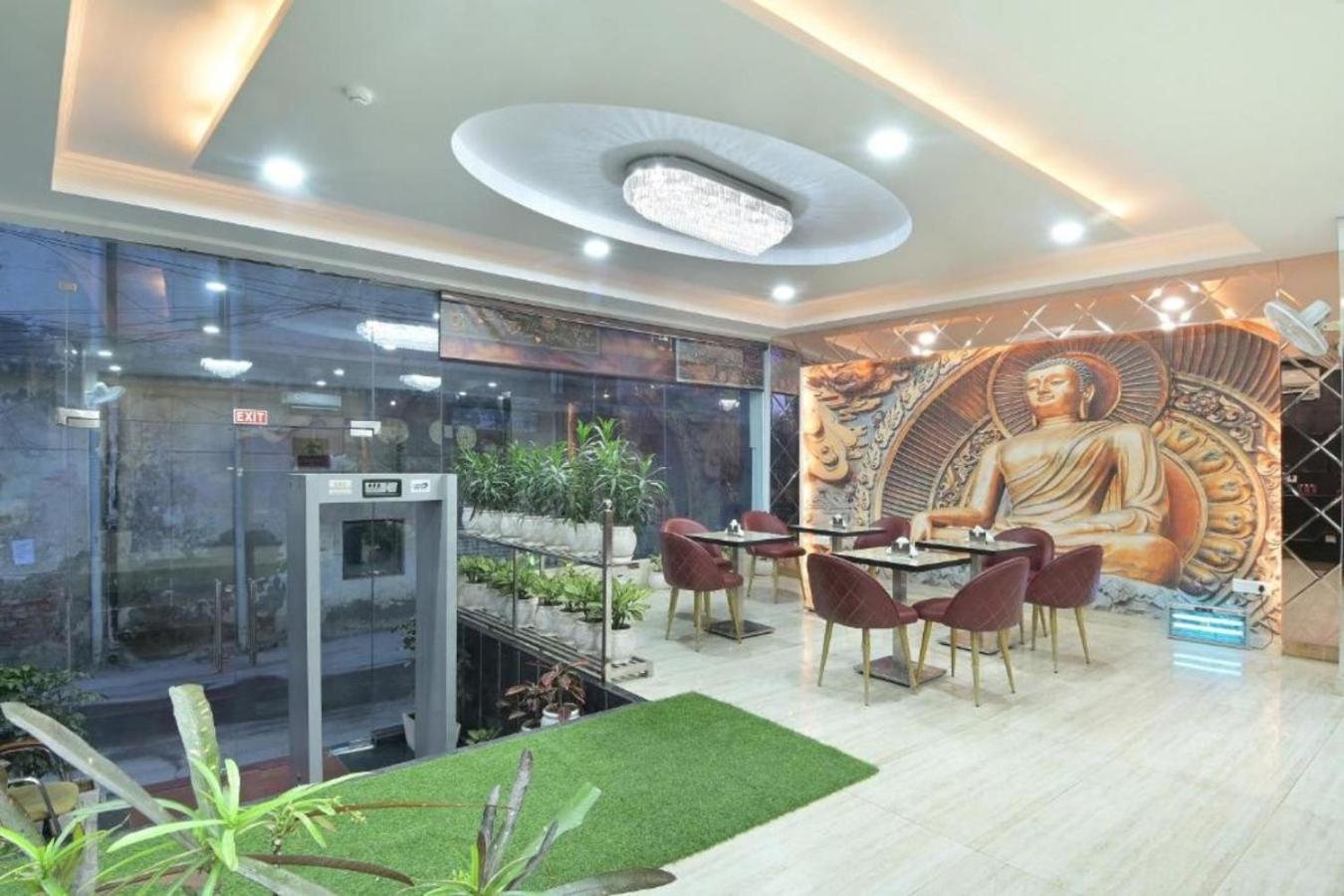 Castle Blue Near Igi Airport Nova Deli