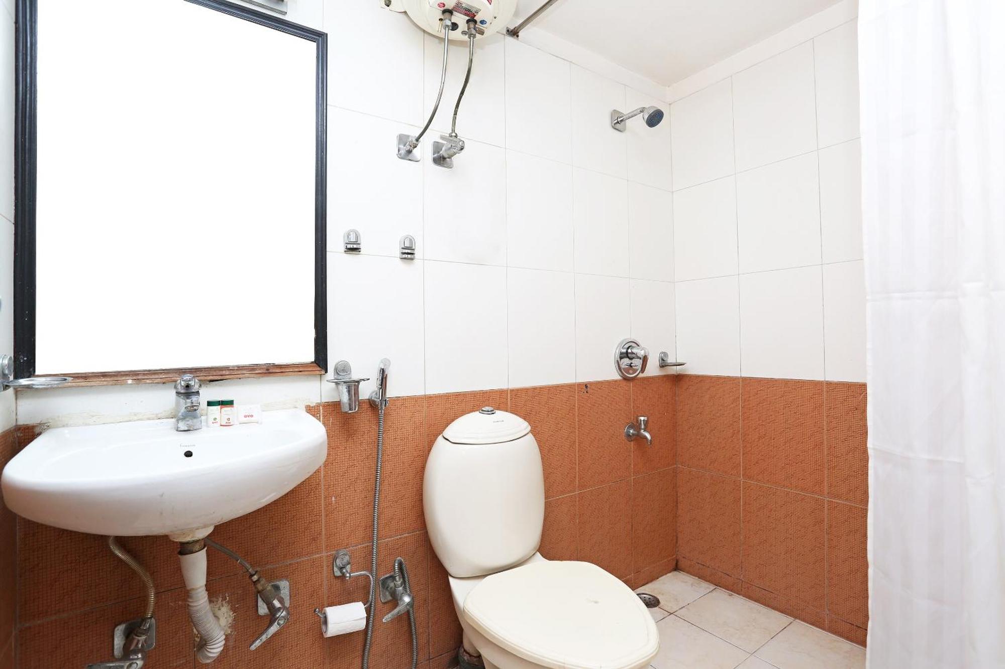 Oyo Flagship F Five Hotel
