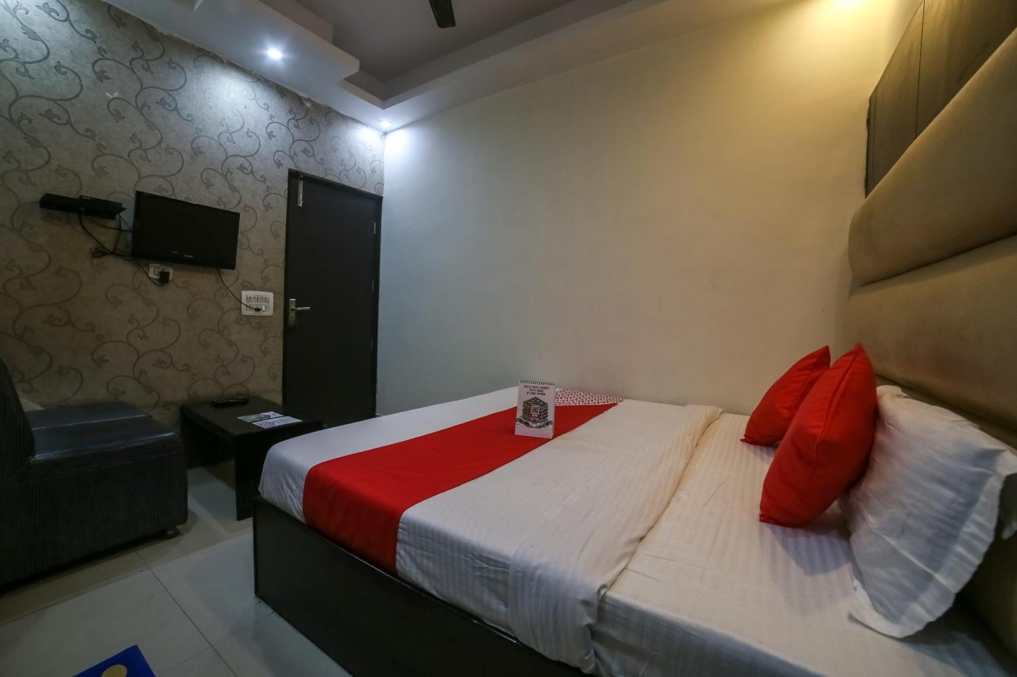 Oyo West Delhi Near Tdi Mall Hotel 3*