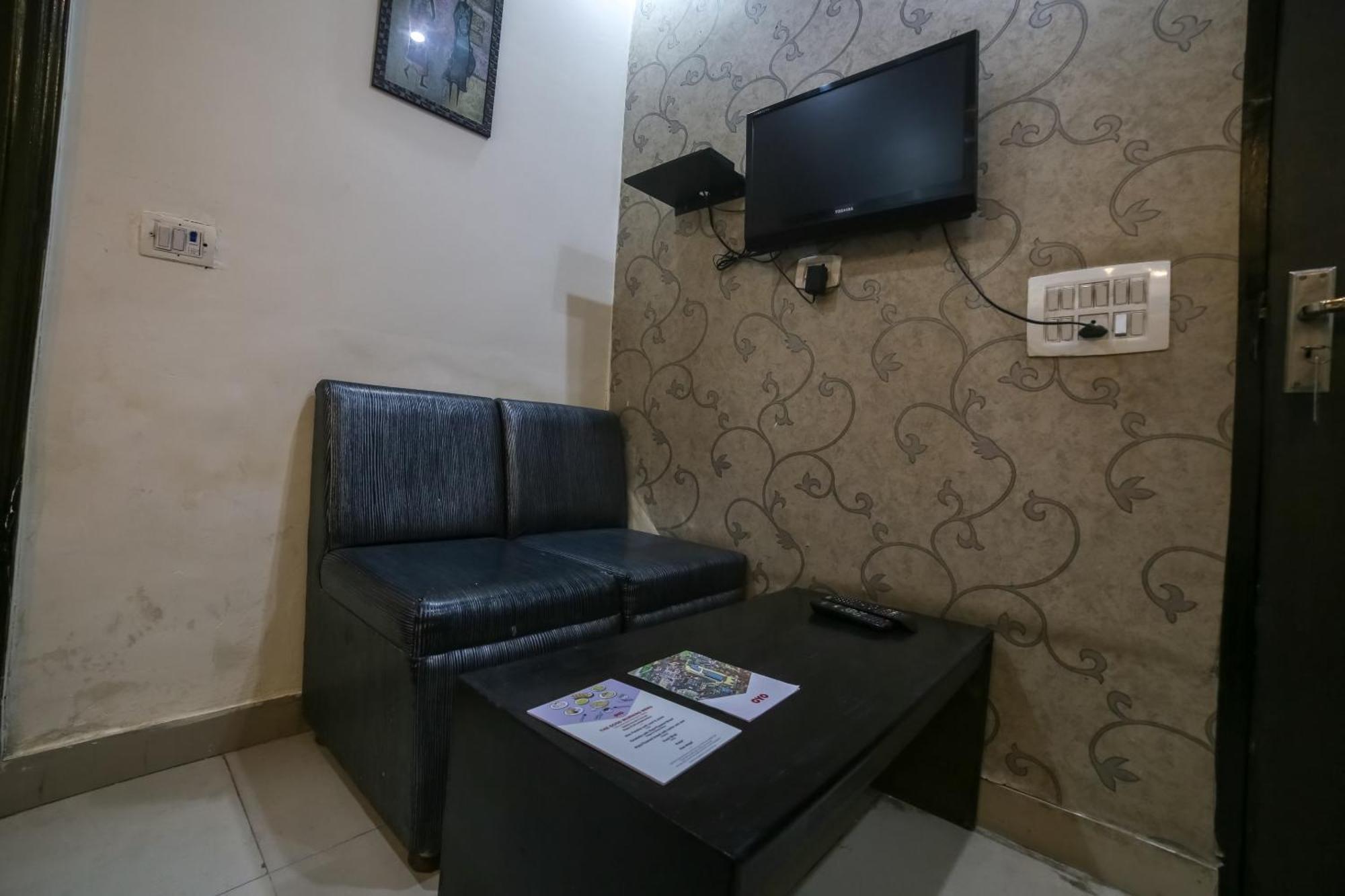 Oyo West Delhi Near Tdi Mall 3*