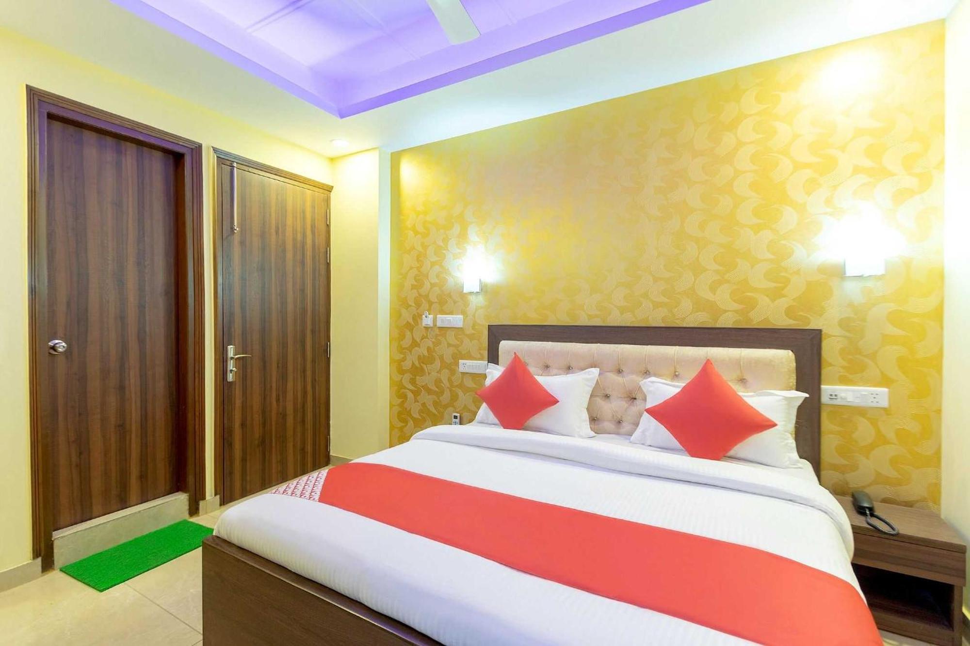 Hotel Super Oyo O Red Stone New Delhi