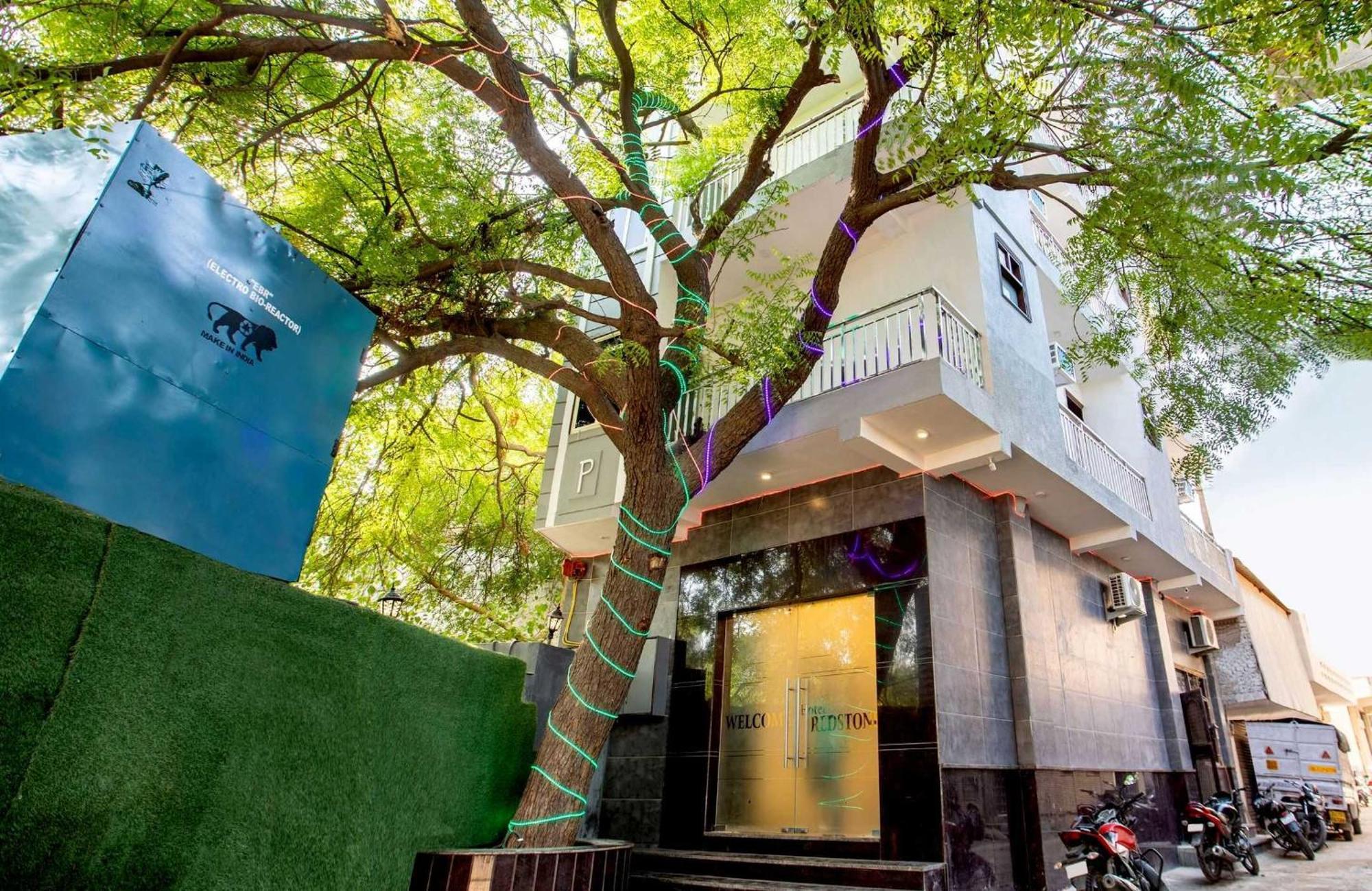 Super Oyo O Red Stone New Delhi