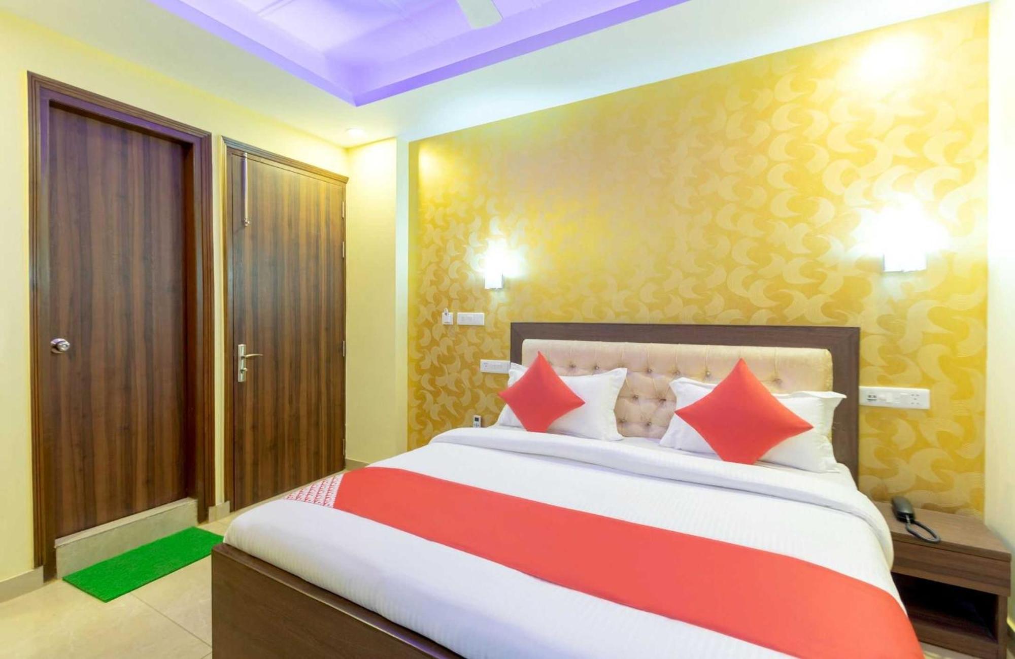 Super Oyo O Red Stone Hotel