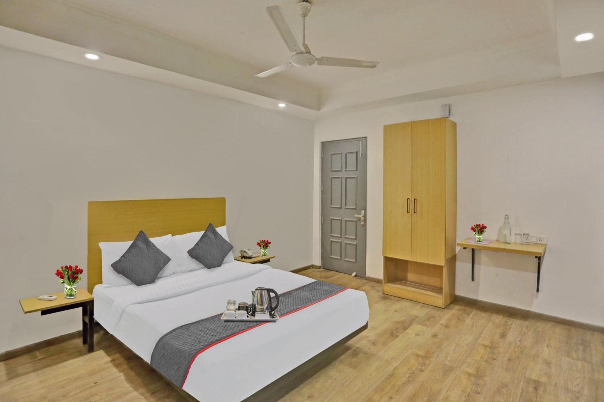 Townhouse Jp Grand Near Mayapuri Chowk 4*