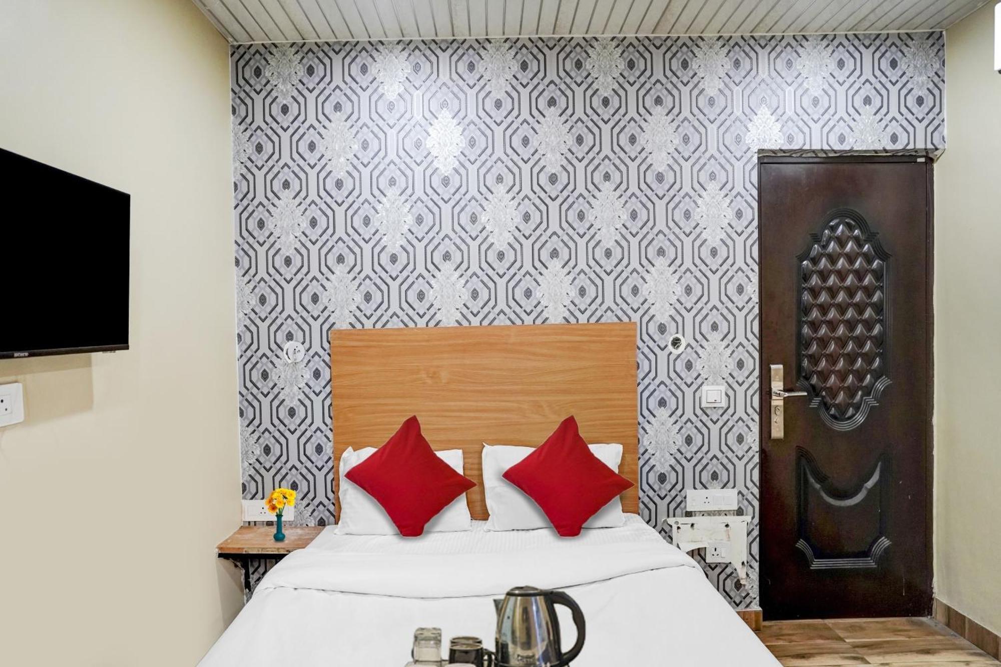 Hotel O R K Residency Near Jhilmil Metro Station 4*