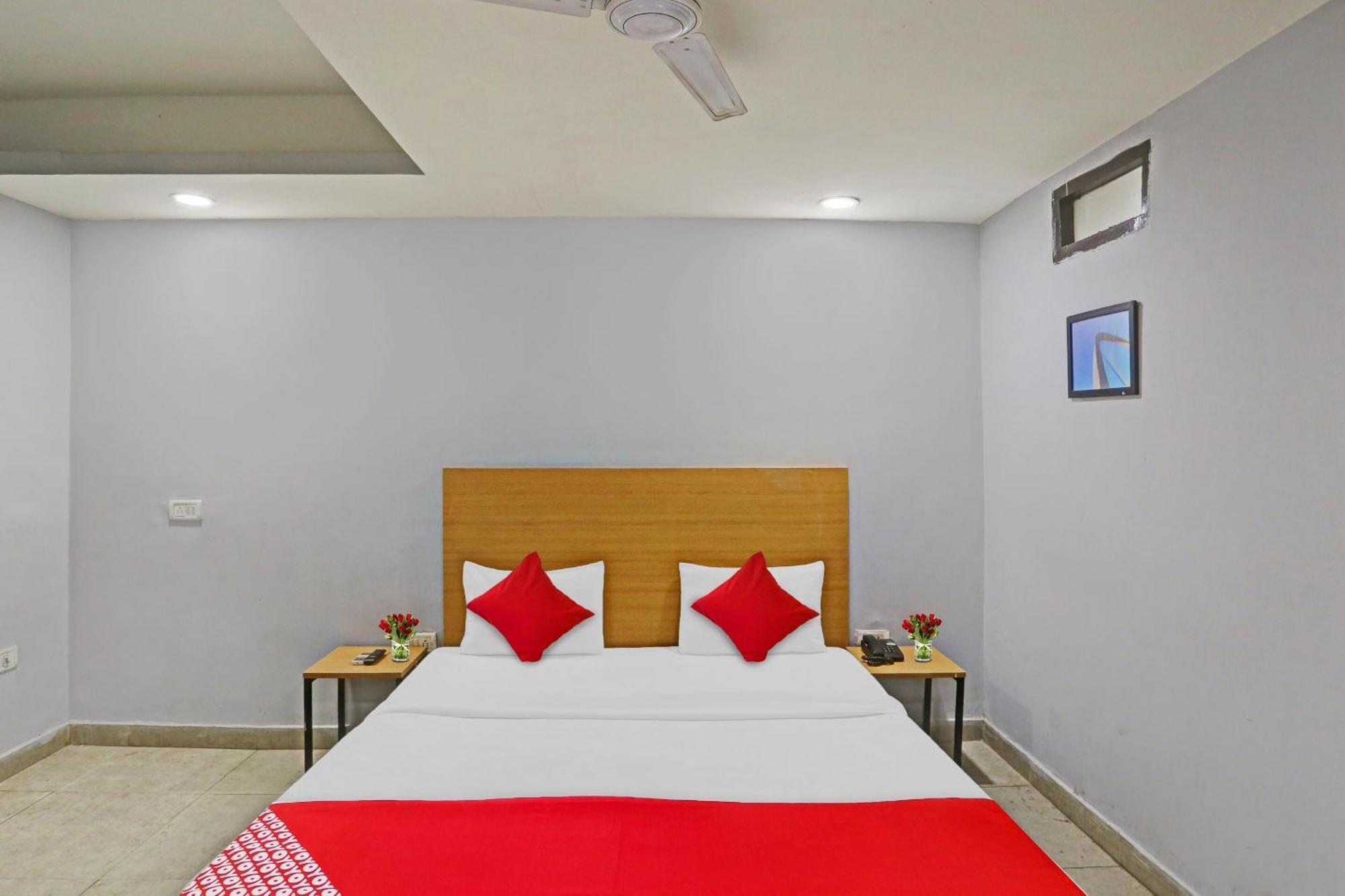Hotel Oyo Flagship Red Near V3s Mall 3*
