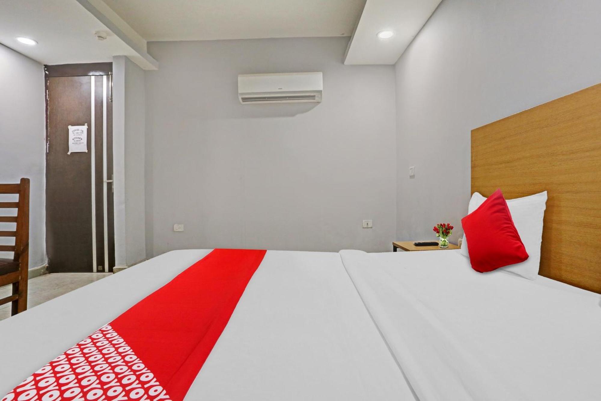 Oyo Flagship Red Near V3s Mall 3* Nova Deli