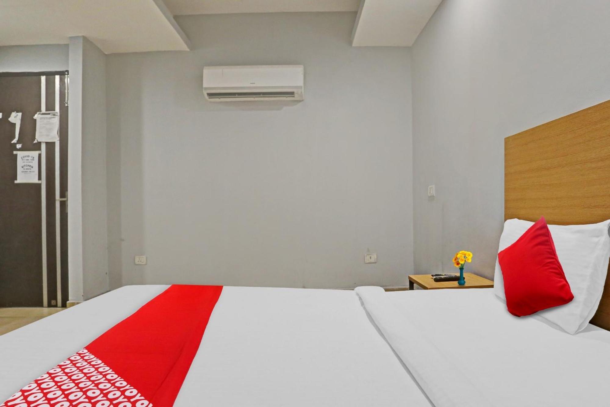 Oyo Flagship Red Near V3s Mall