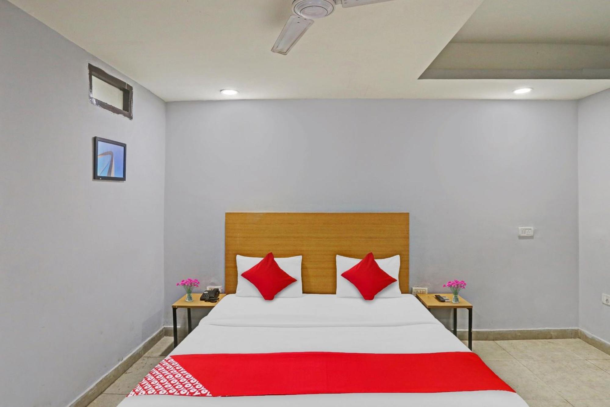 Oyo Flagship Red Near V3s Mall Hotel