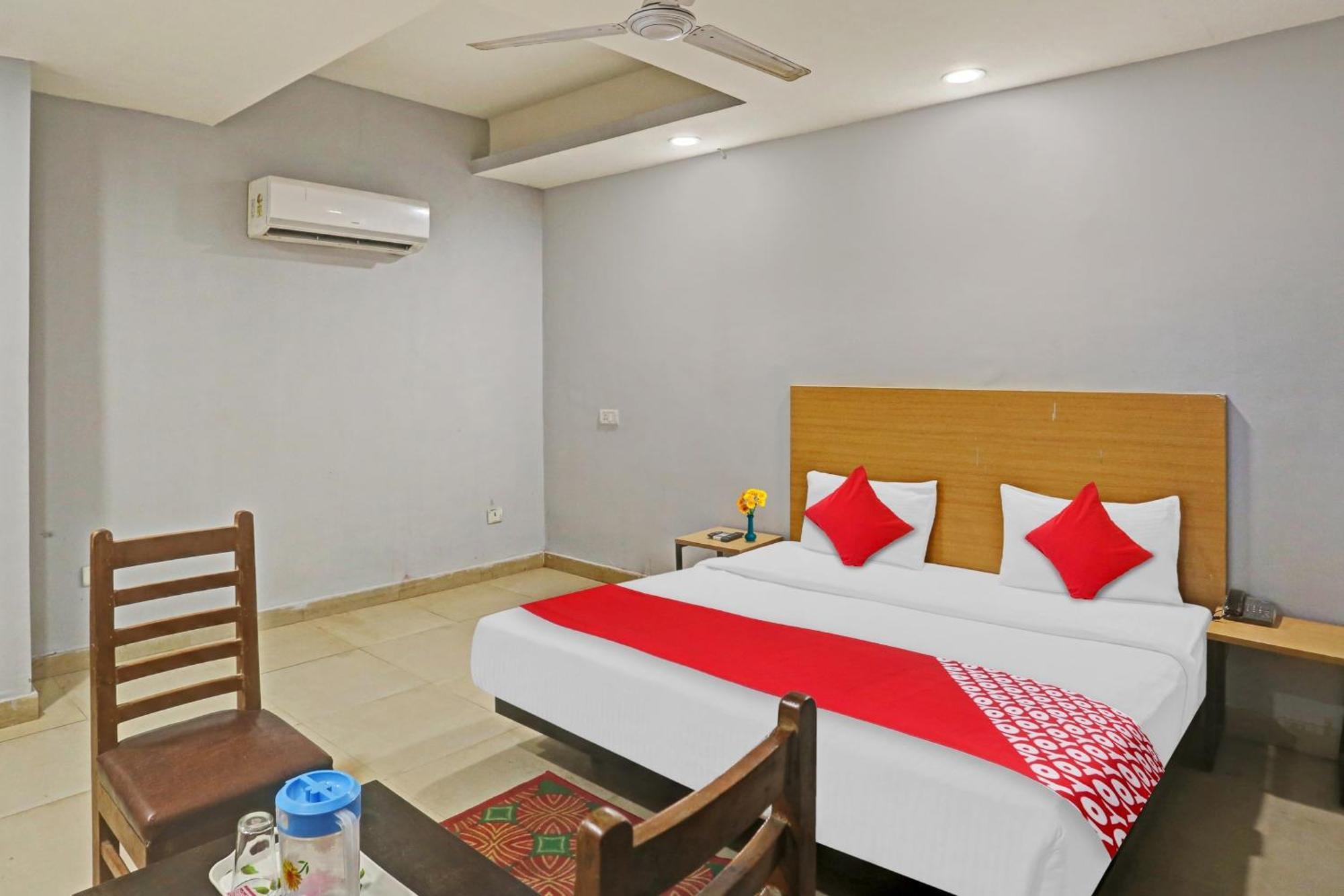 Hotel Oyo Flagship Red Near V3s Mall