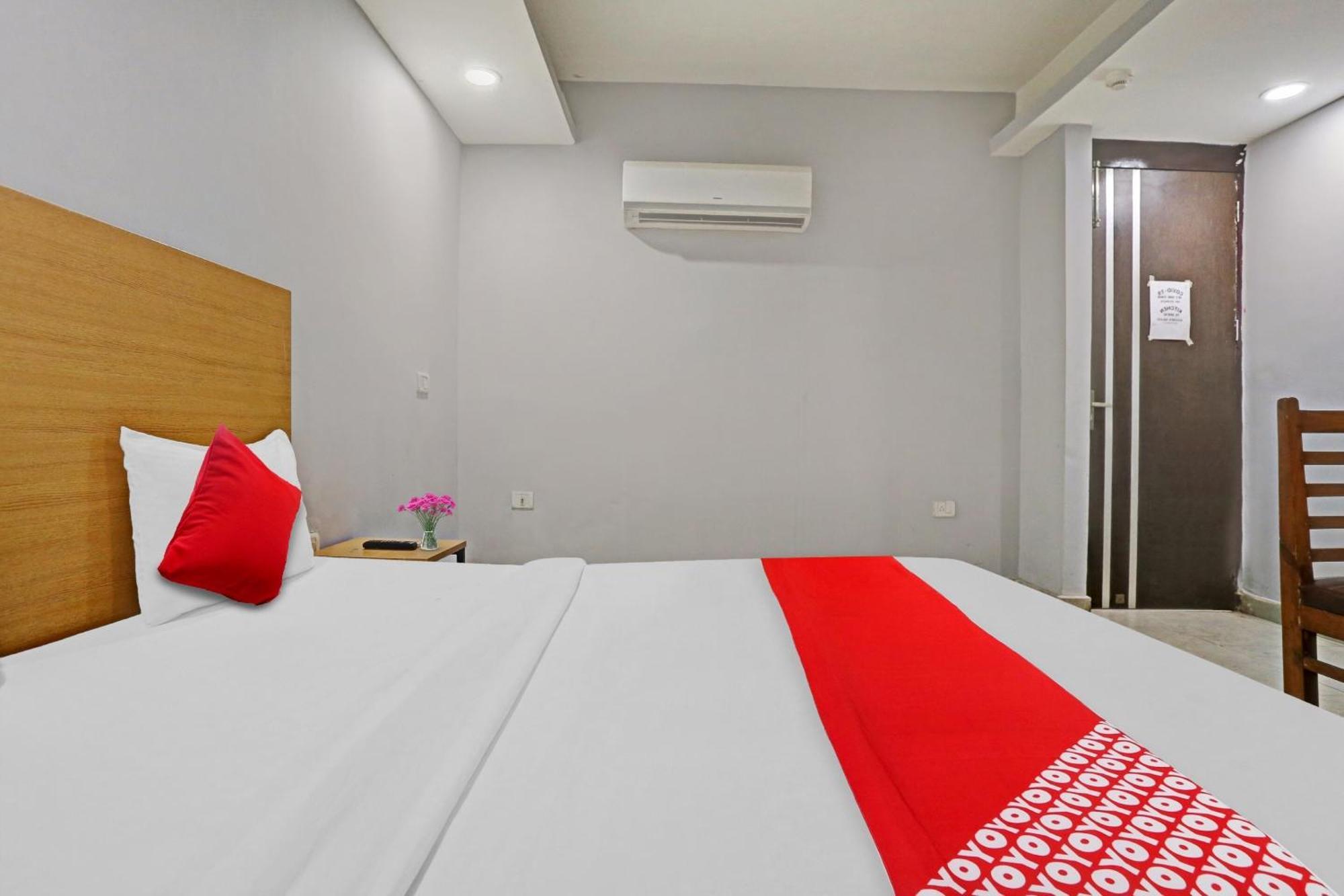 Oyo Flagship Red Near V3s Mall Hotel 3*