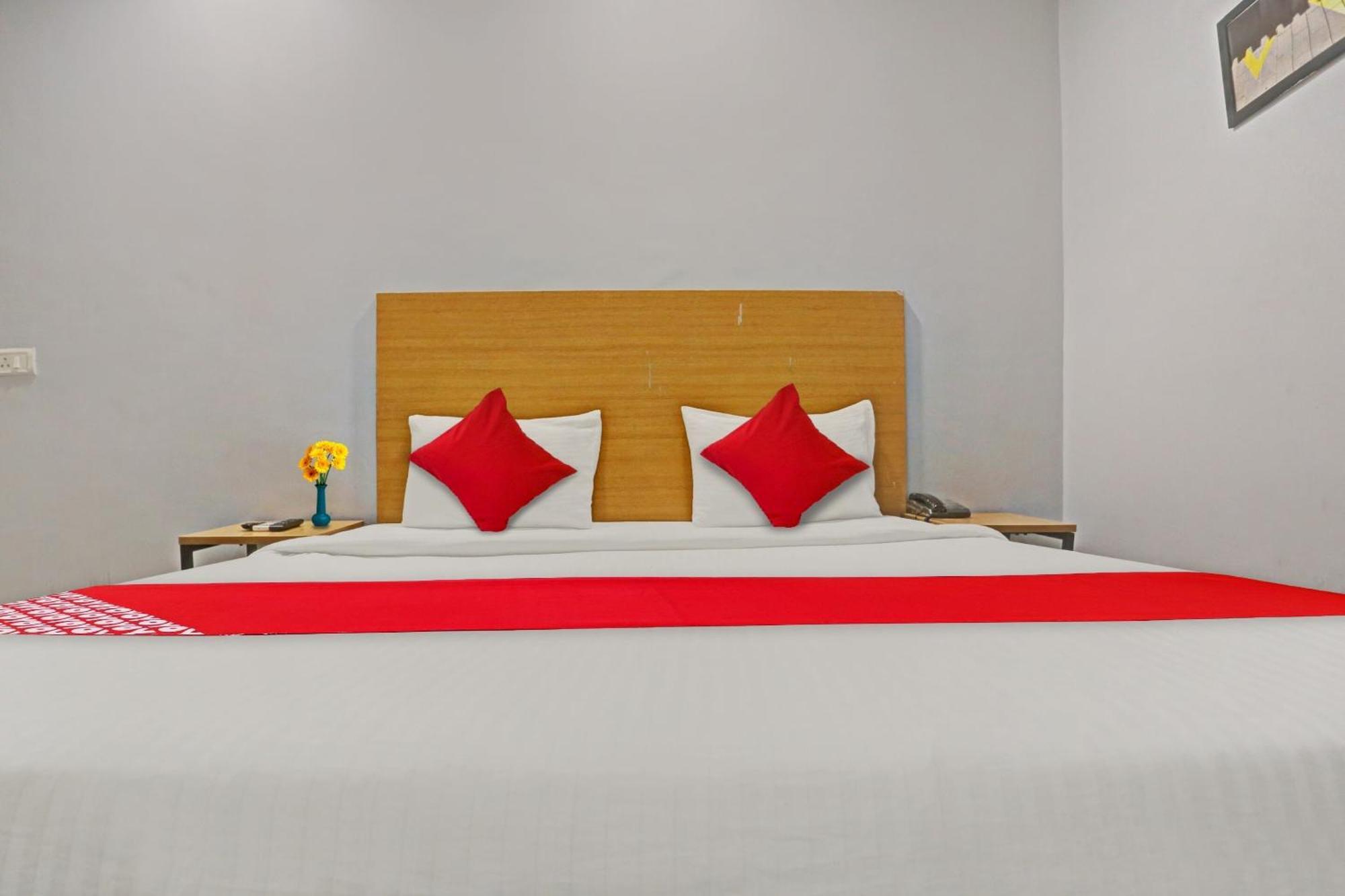 Hotel Oyo Flagship Red Near V3s Mall 3*