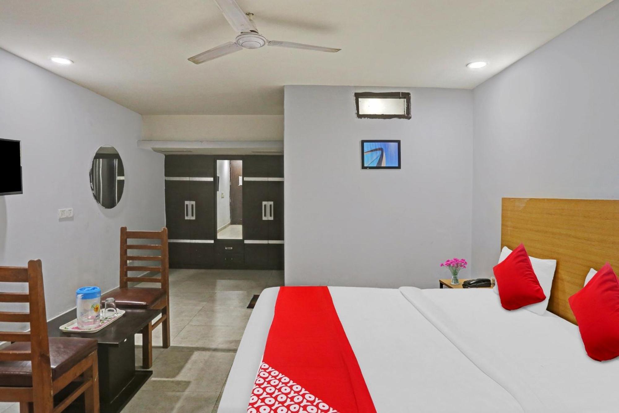 Oyo Flagship Red Near V3s Mall 3*