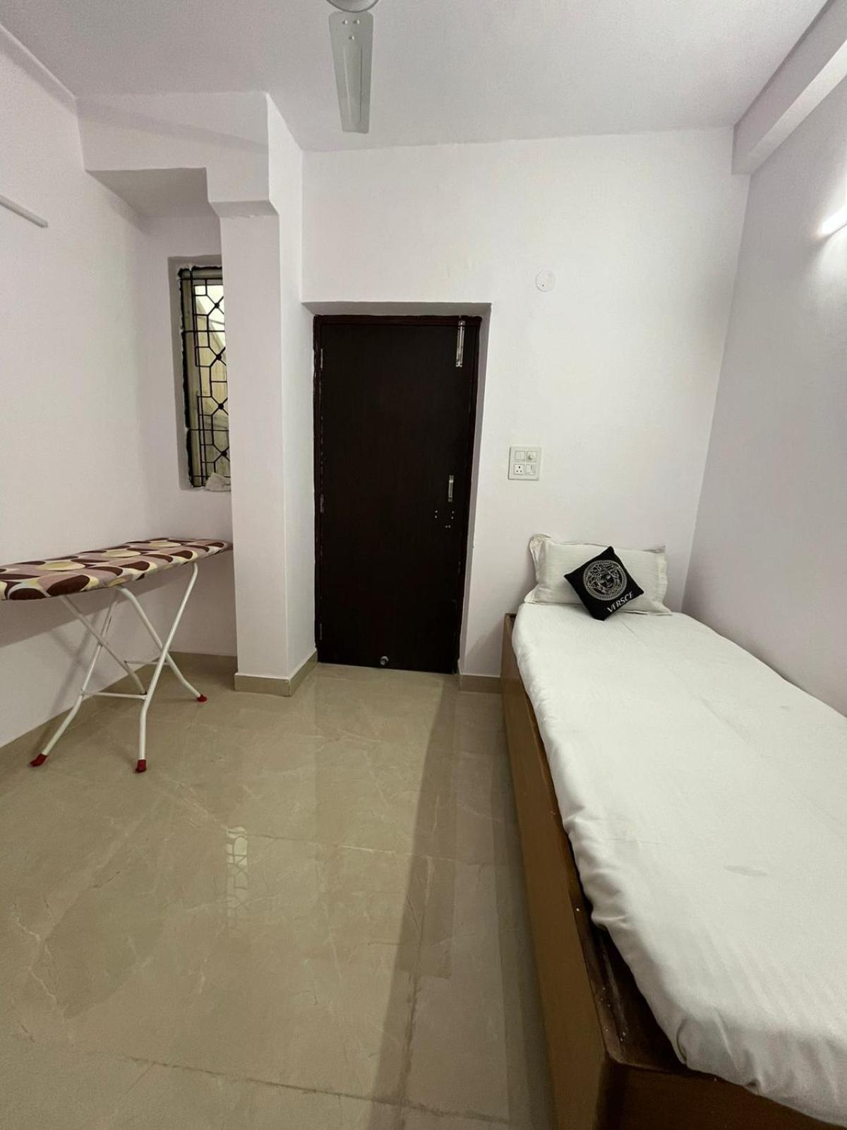 Fortune Service 1bhk,l-73a Saket *