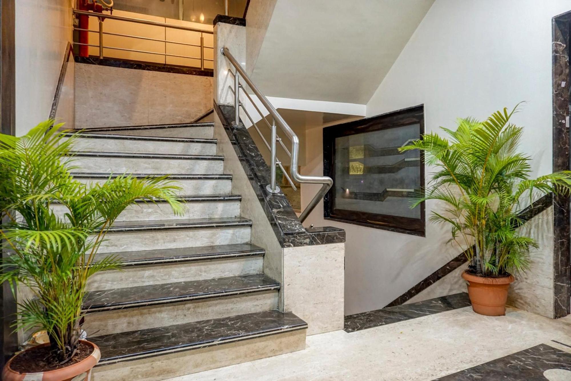 Caves Plaza Near Igi Airport Delhi Hotel 4*