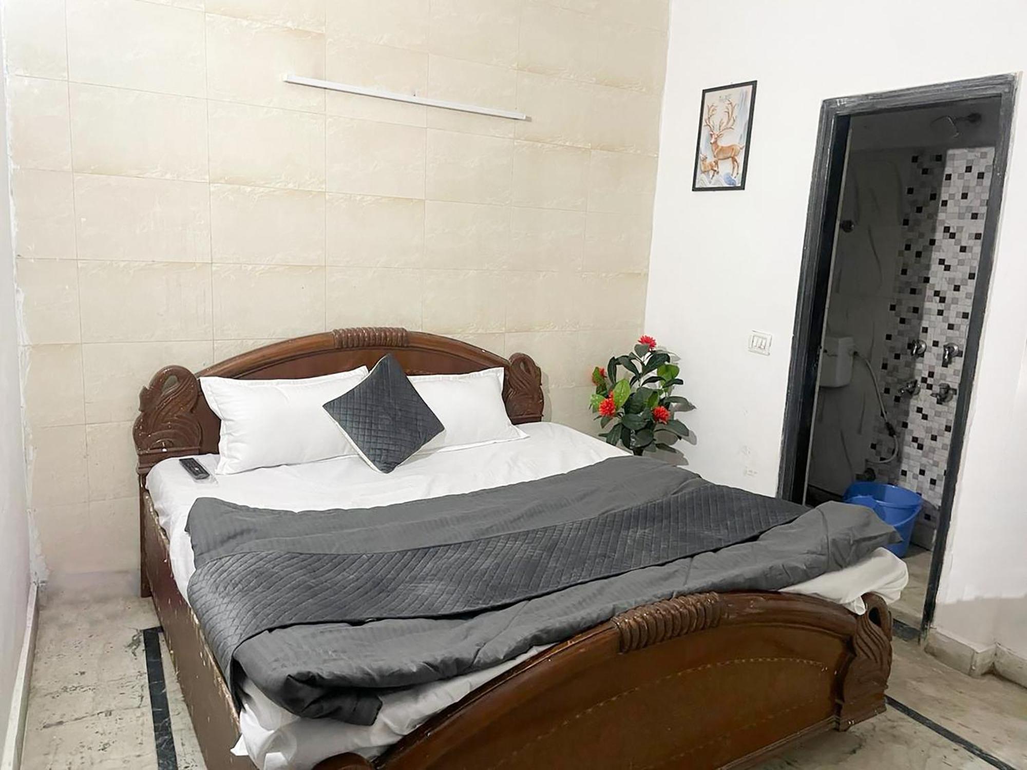 Hotel Aura-malviya Nagar 3*