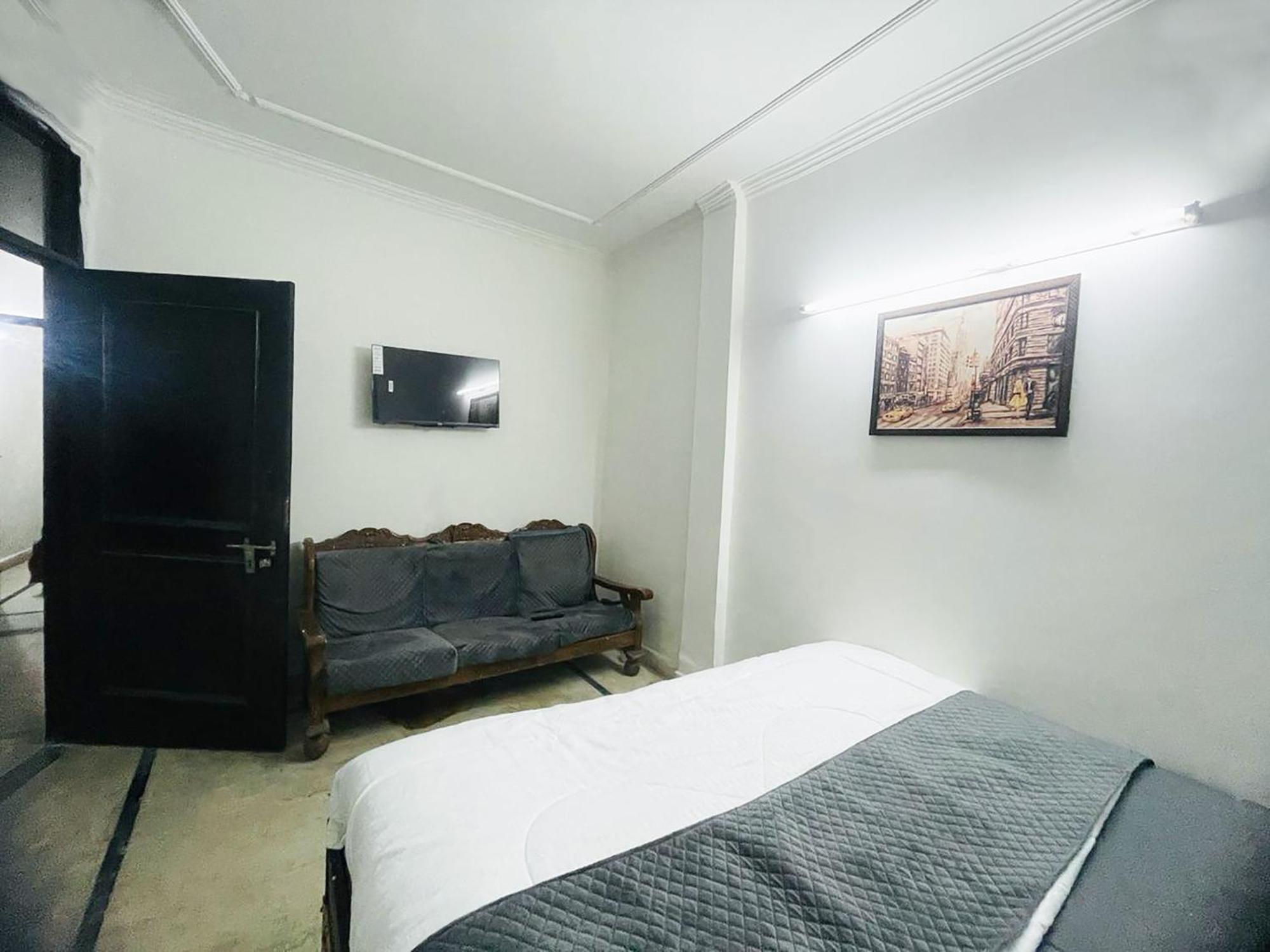 Hotel Aura-malviya Nagar 3*