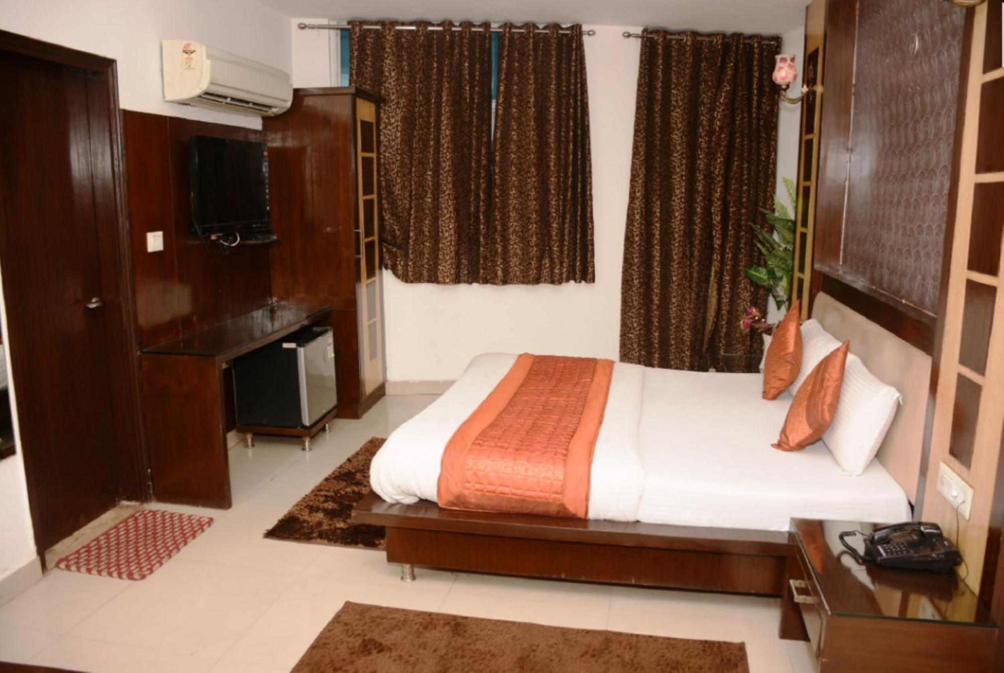 Delhi Heart At Railway Station Hotel