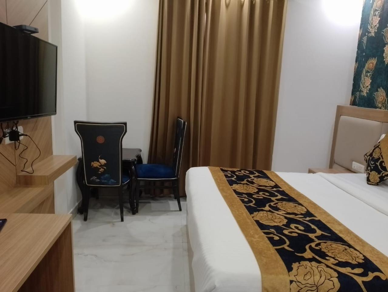 Acomodação com café da manhã  Decent Suites Inn- Mahipalpur, Delhi Airport, Aerocity Nova Deli