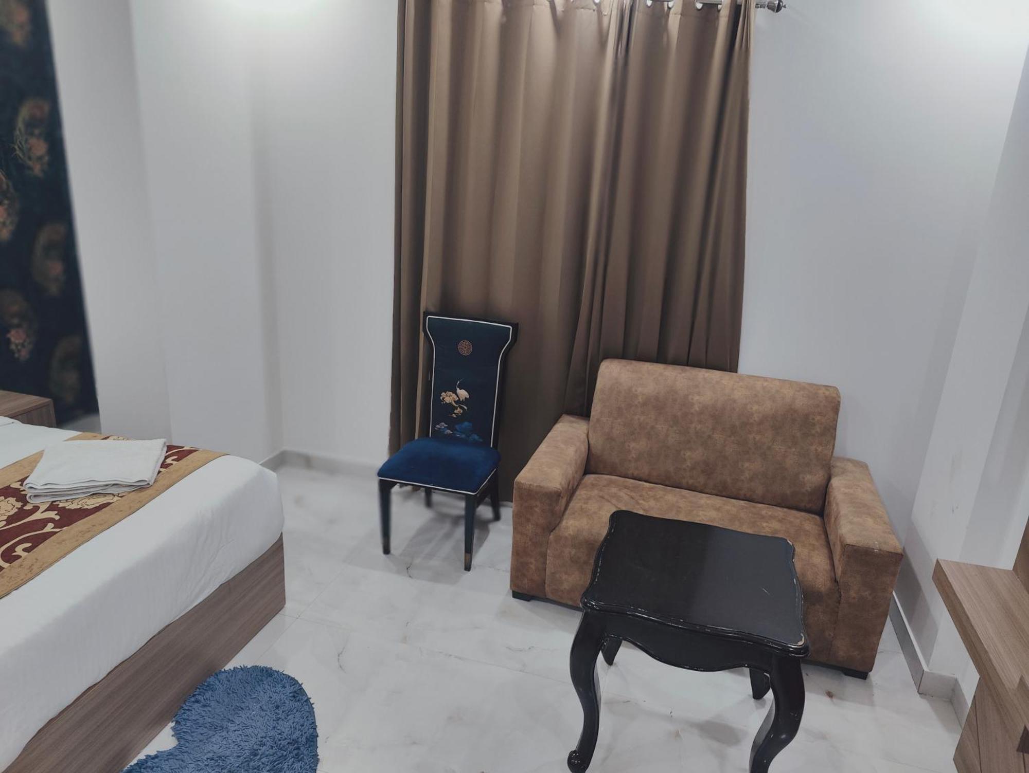 Acomodação com café da manhã  Decent Suites Inn- Mahipalpur, Delhi Airport, Aerocity 4*