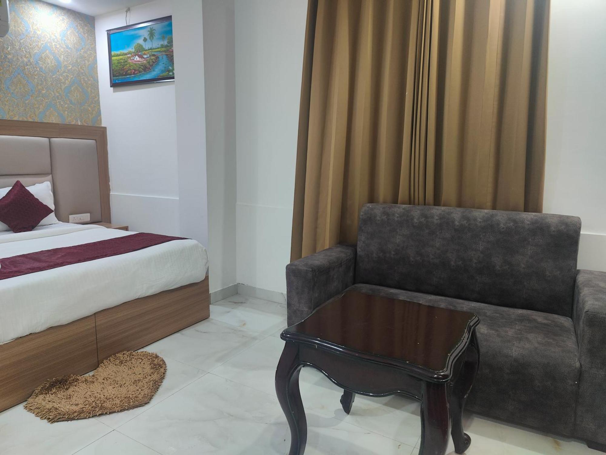 Decent Suites Inn- Mahipalpur, Delhi Airport, Aerocity 4*