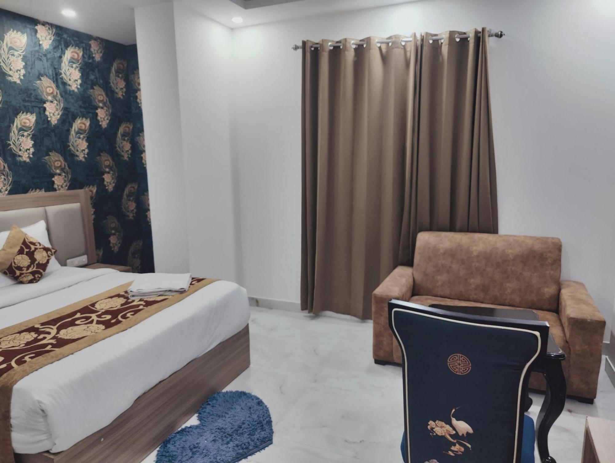 Decent Suites Inn- Mahipalpur, Delhi Airport, Aerocity 4*